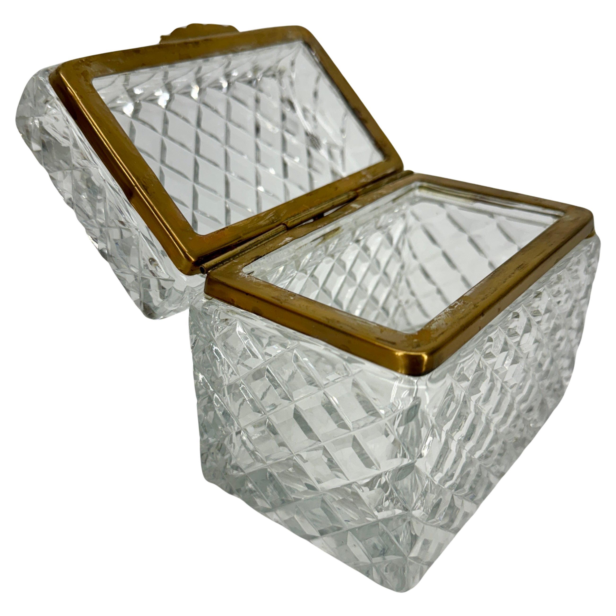Boîte à couvercle rectangulaire en cristal taillé de style Baccarat avec quincaillerie en laiton en vente 1