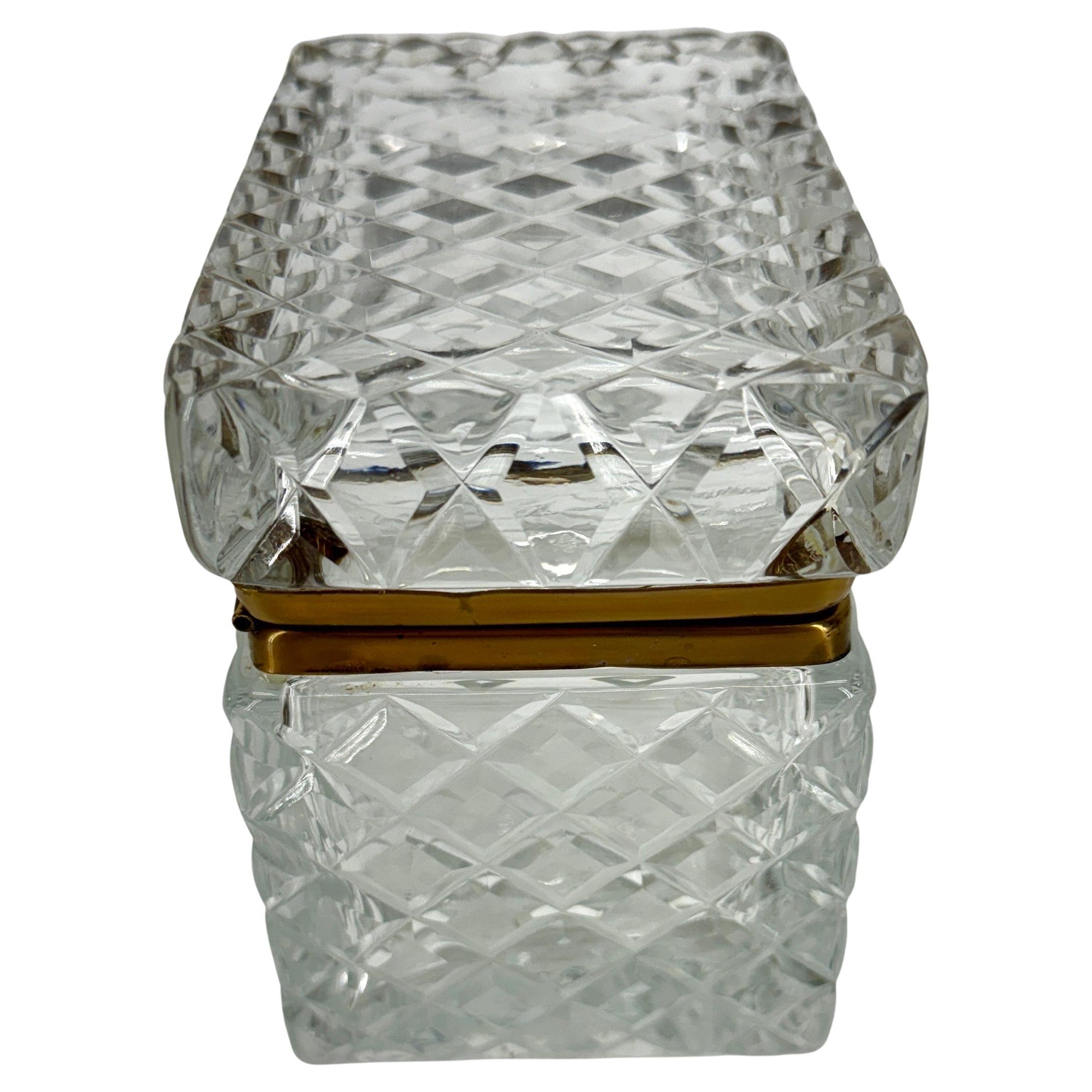 Boîte à couvercle rectangulaire en cristal taillé de style Baccarat avec quincaillerie en laiton en vente 2