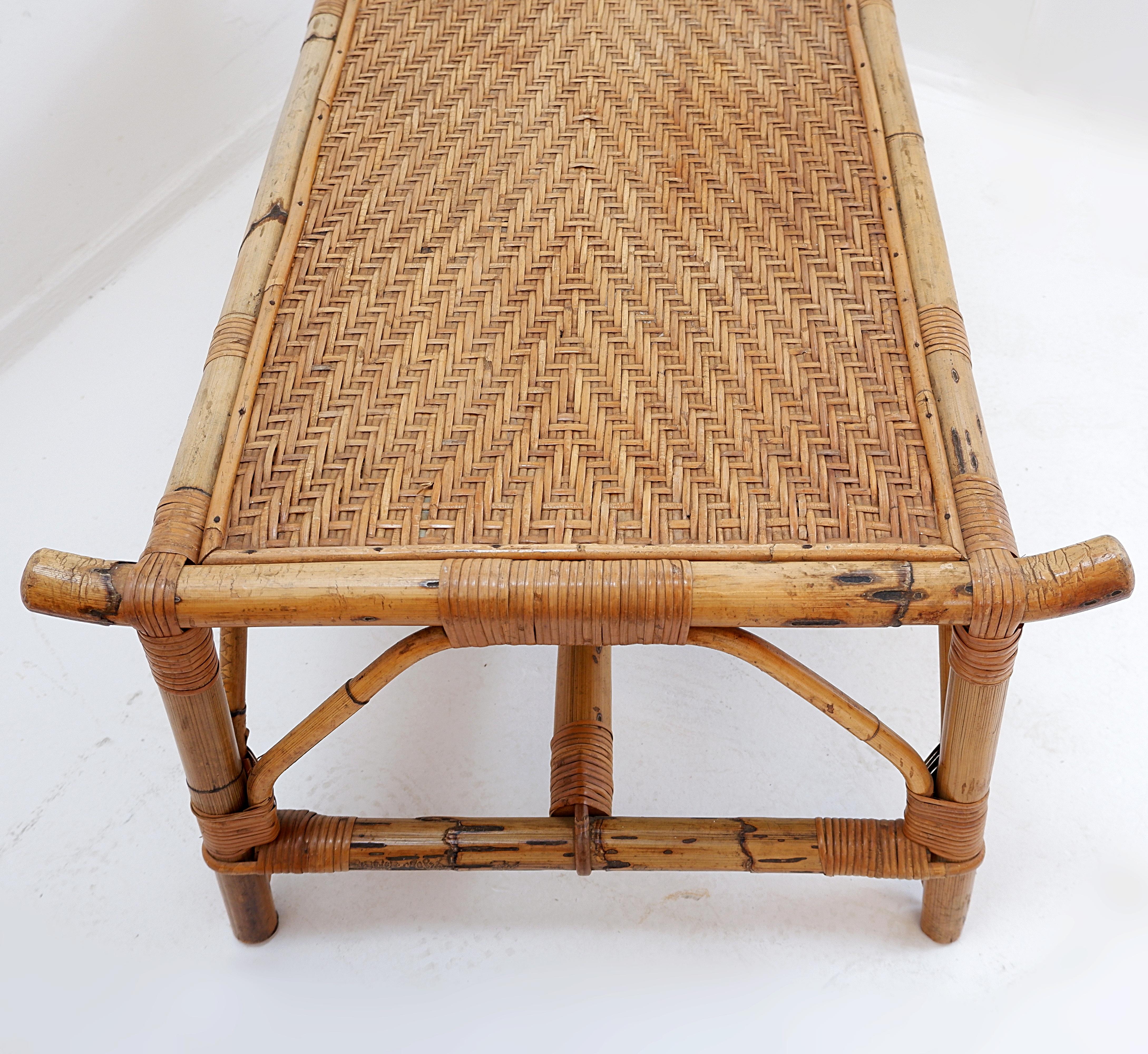 Table basse rectangulaire en bambou et rotin - années 1960 en vente 5