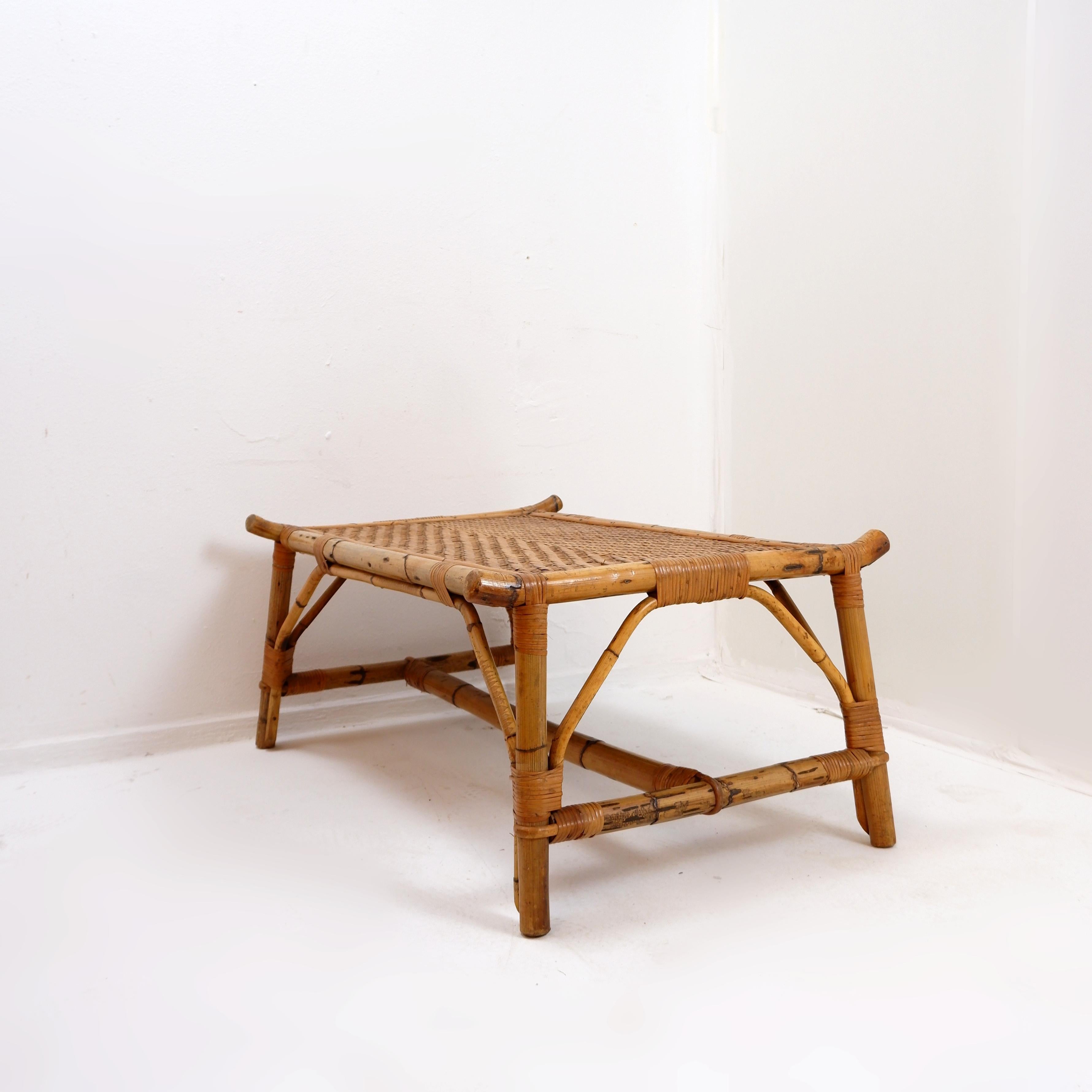 Table basse rectangulaire en bambou et rotin - années 1960 en vente 9
