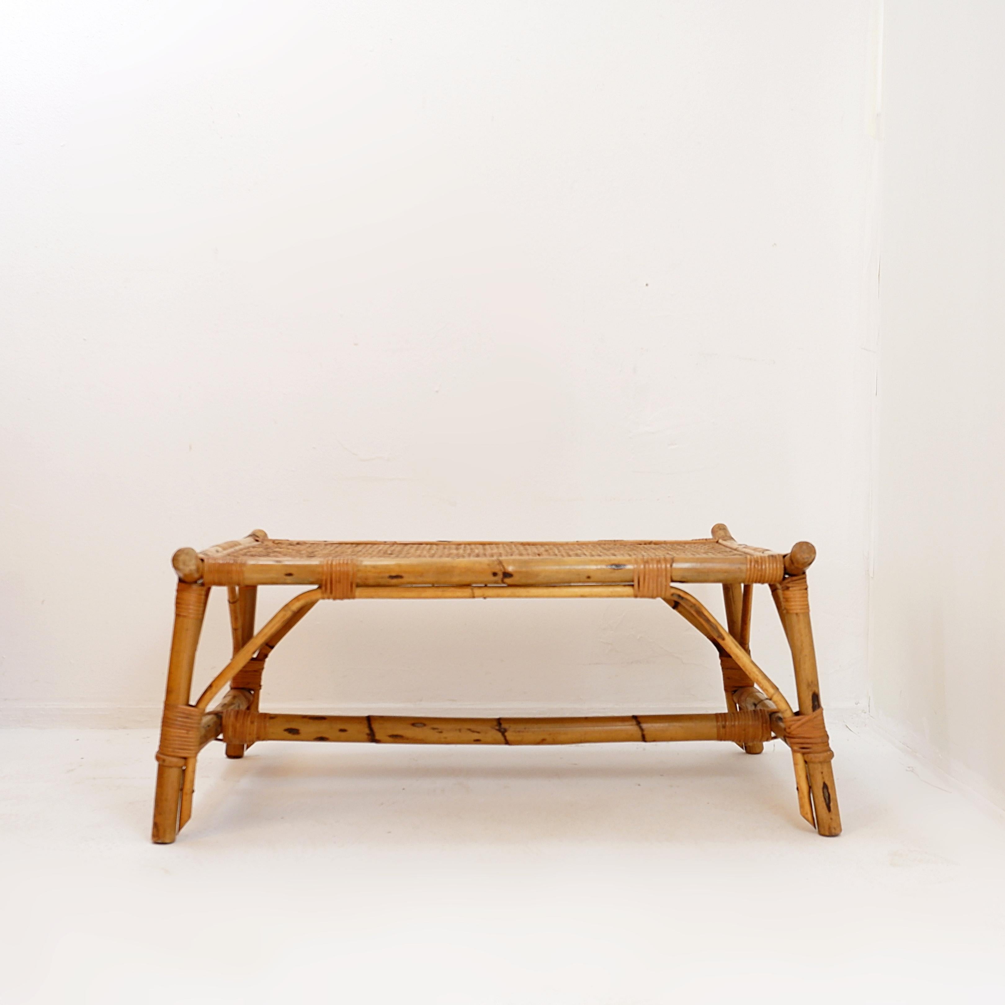 Table basse rectangulaire en bambou et rotin - années 1960
Wabi Sabi - By Vintage - Décoration
Dimensions : 98x62cm H:40cm 
Dessus : 82x43cm 
Table basse pour salon ou véranda terrasse, rotin, canne de bambou.