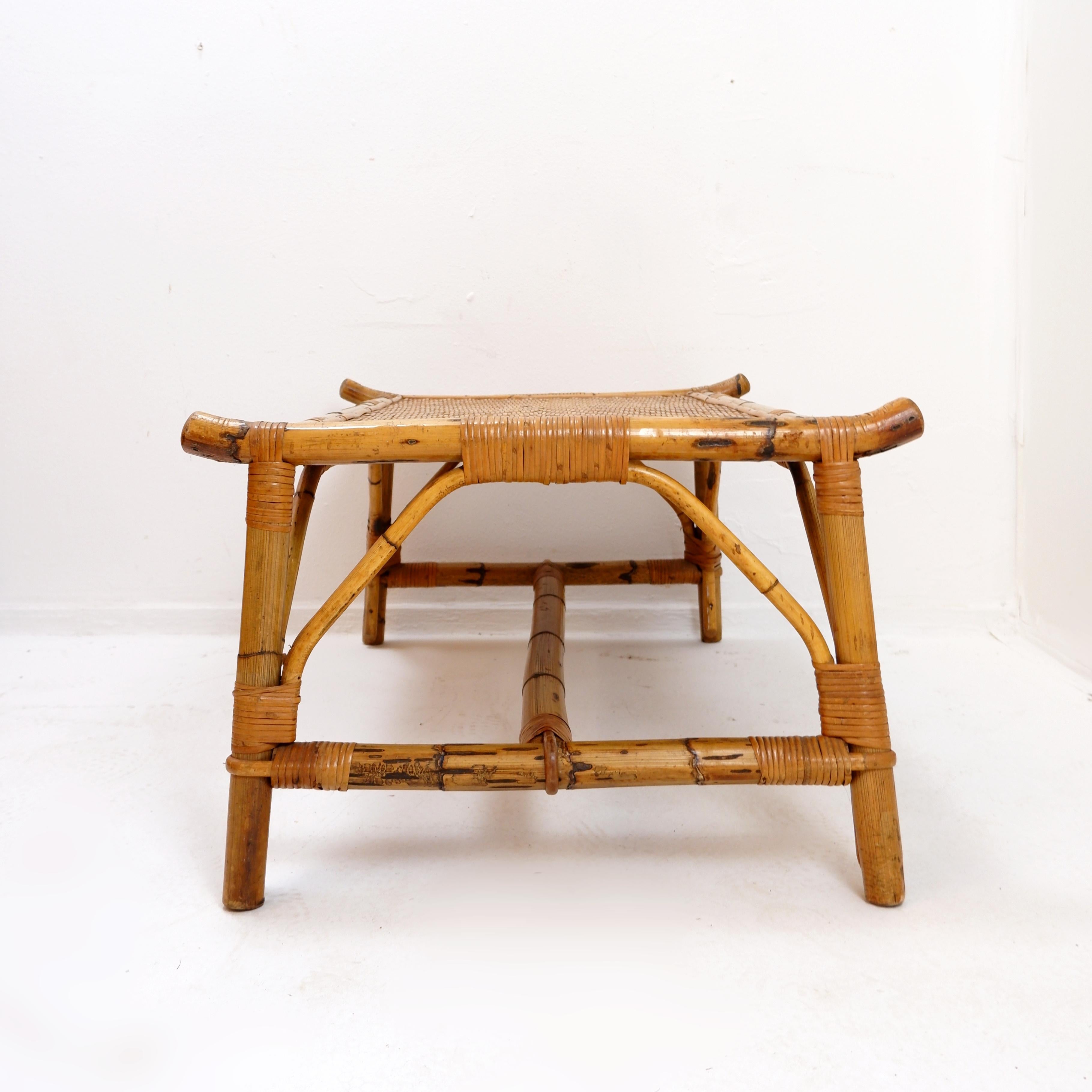 Mid-Century Modern Table basse rectangulaire en bambou et rotin - années 1960 en vente