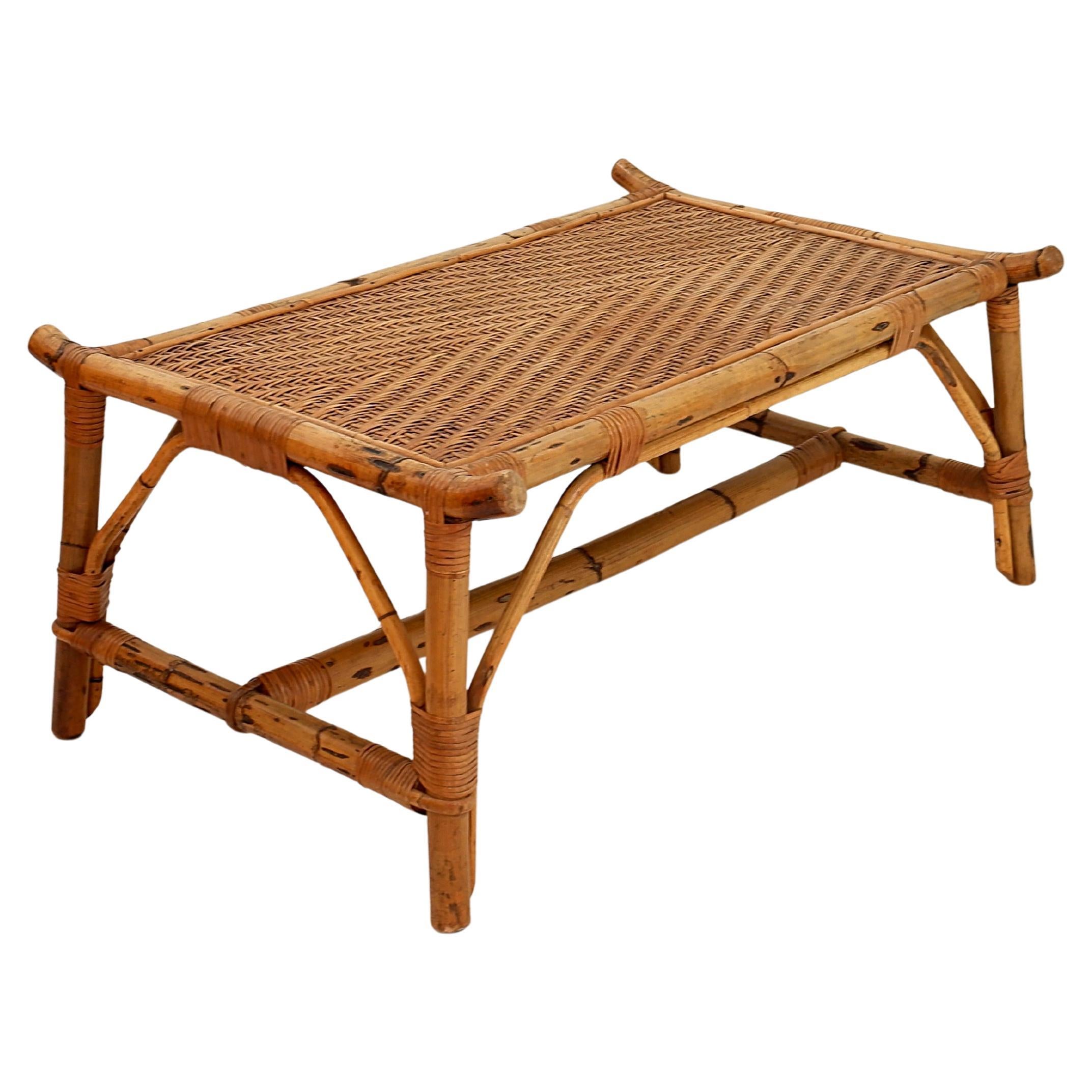 Table basse rectangulaire en bambou et rotin - années 1960 en vente