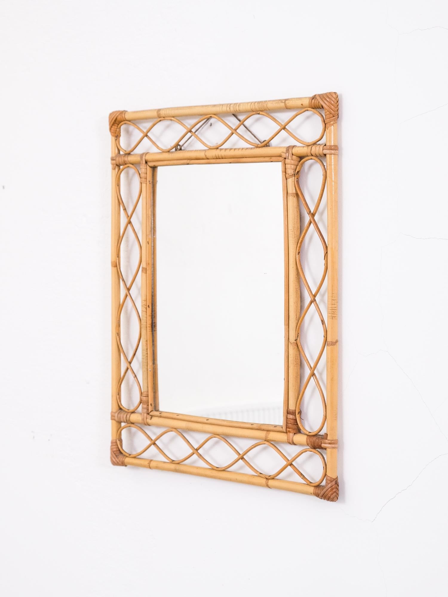 Scandinavian midcentury wall mirror manufactured in rattan and bamboo, in very nice original vintage condition.