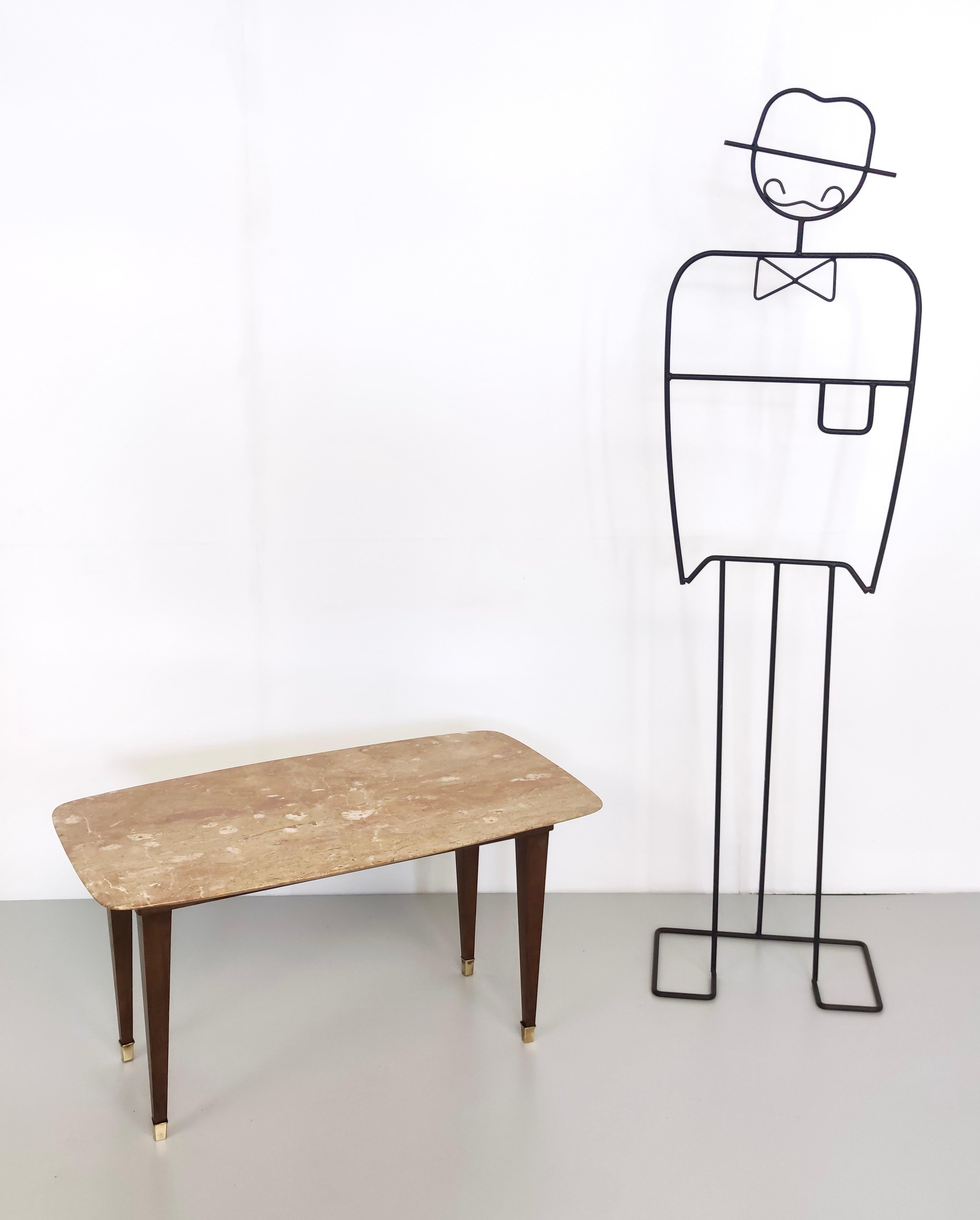 Hergestellt in Italien, 1950er Jahre. 
Dieser Couchtisch hat ein Gestell aus Buche mit Messingfüßen und eine Platte aus rosa Travertin. 
Das Design ist Paolo Buffa zuzuschreiben.
Da es sich um ein Vintage-Stück handelt, kann es leichte
