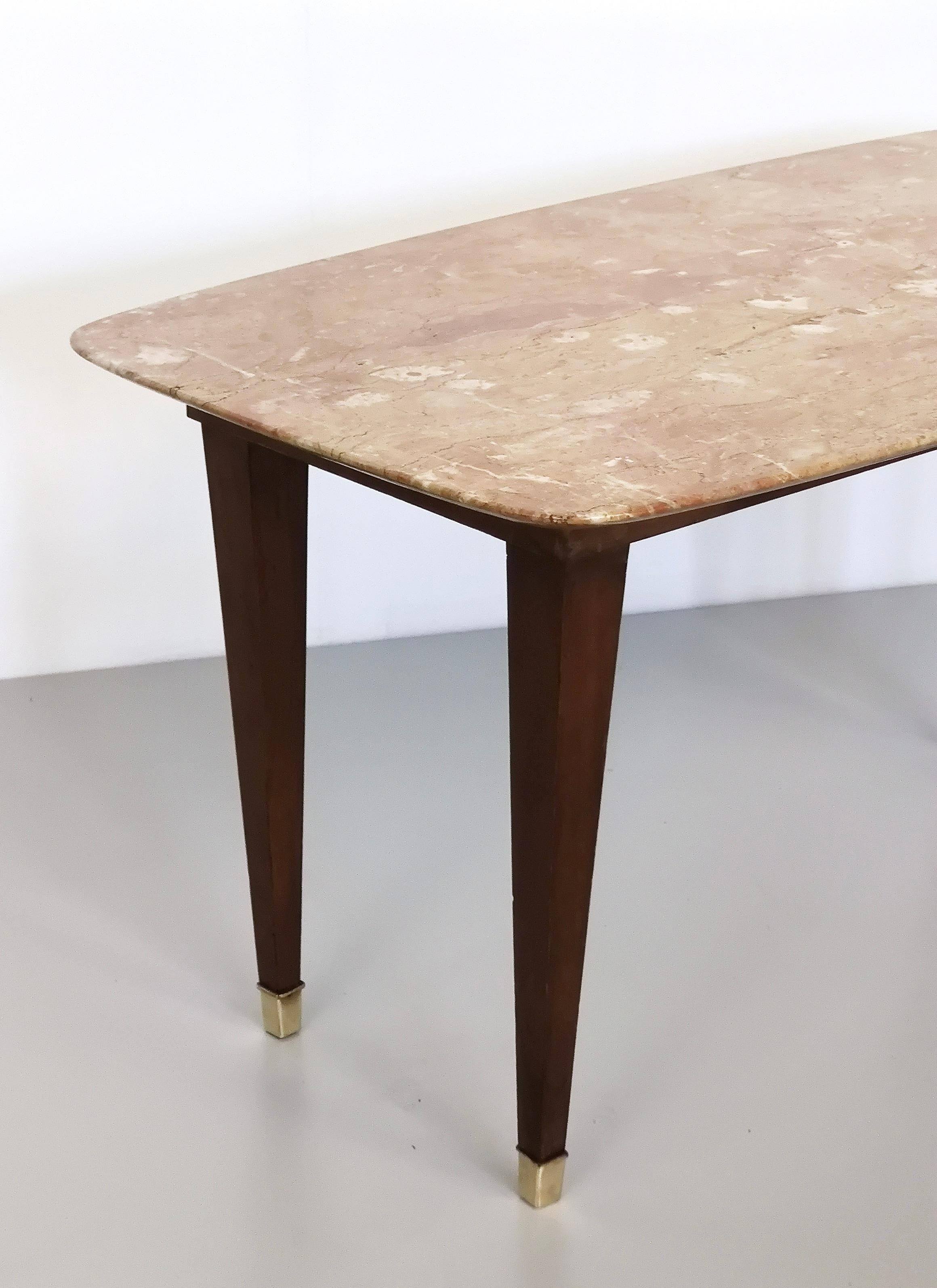 Rechteckiger Couchtisch aus Buche von Paolo Buffa mit rosa Travertinplatte (Messing) im Angebot