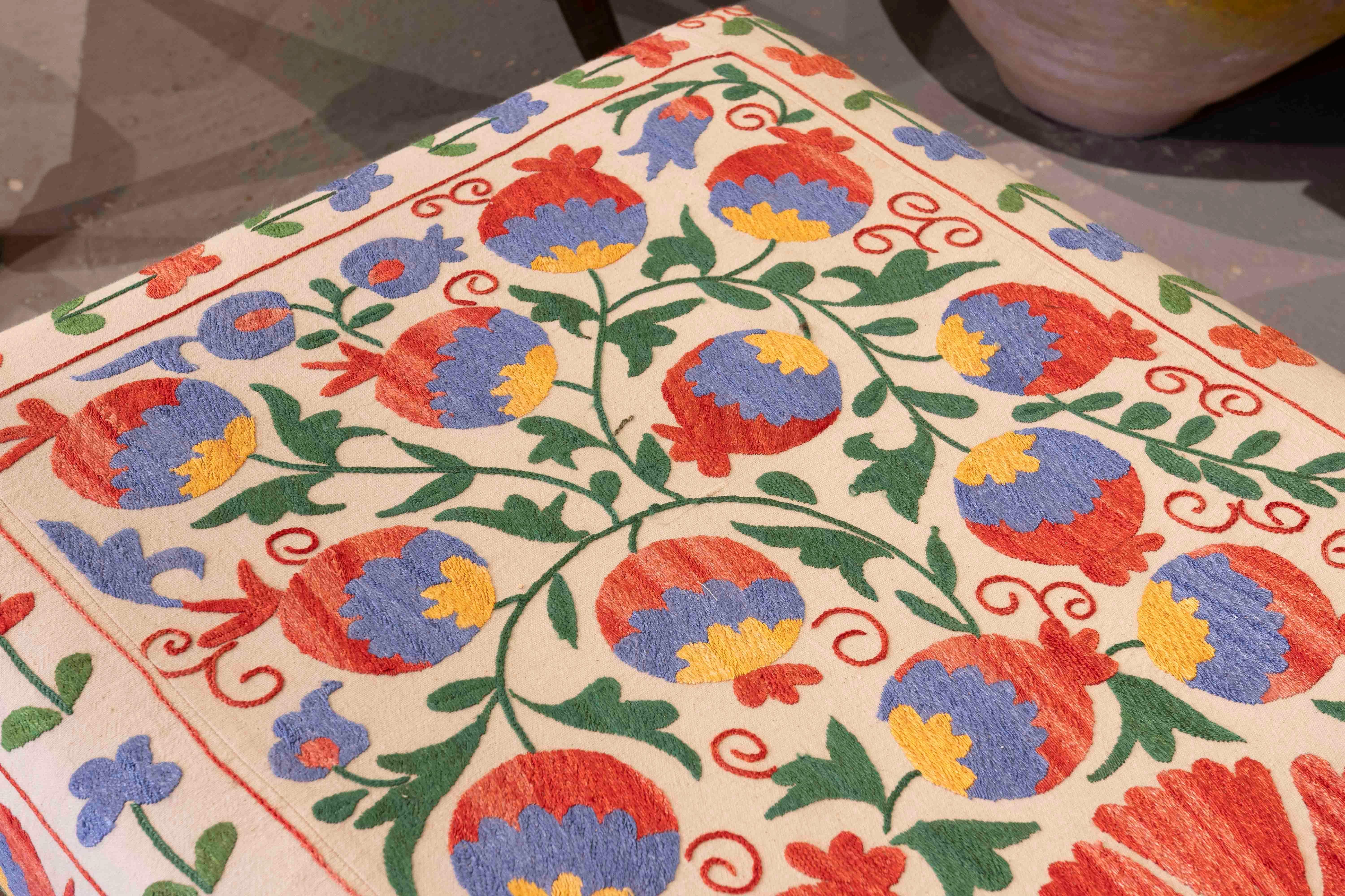 Banc rectangulaire avec tapisserie florale brodée 5