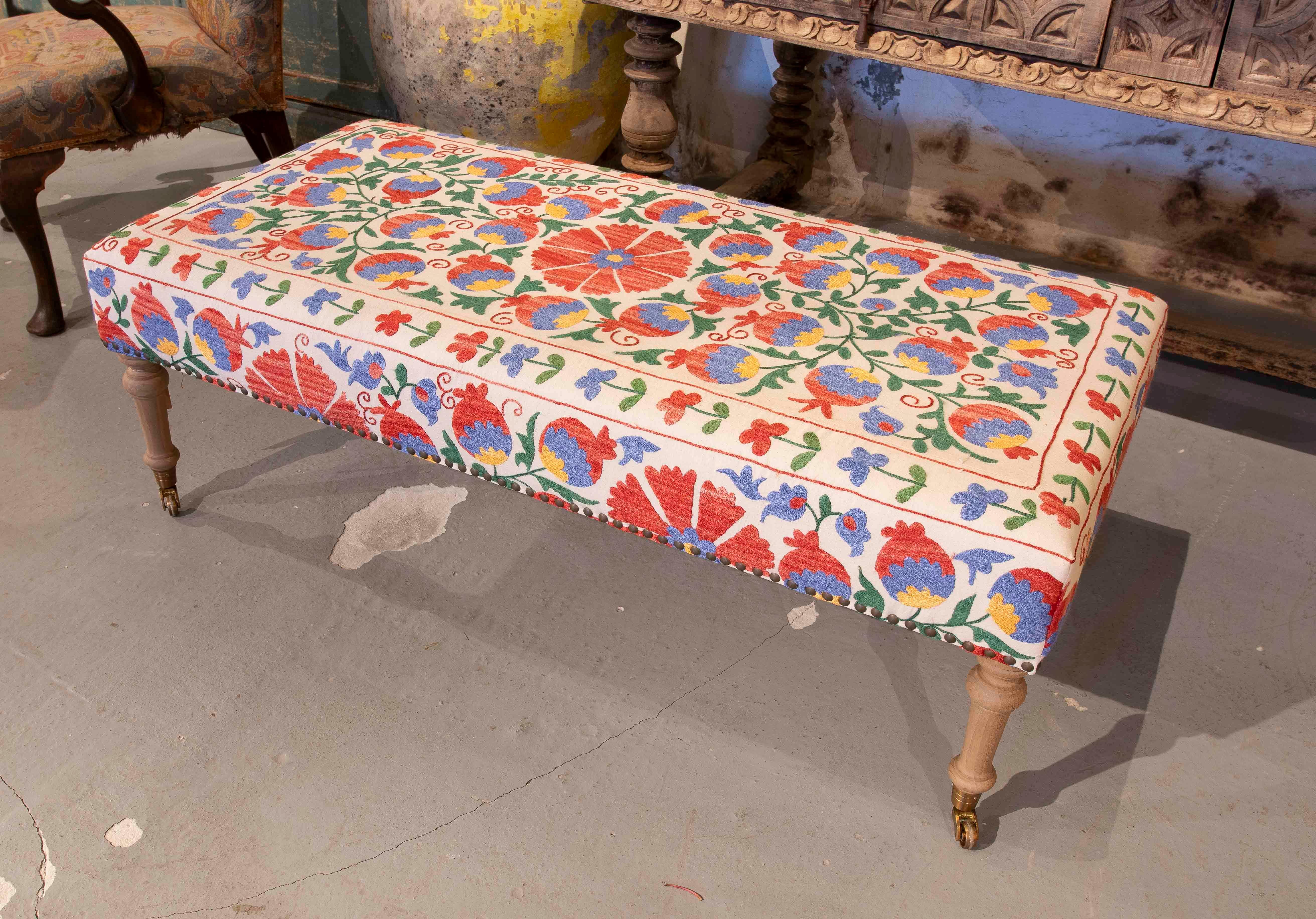 Banc rectangulaire avec tapisserie florale brodée Bon état à Marbella, ES