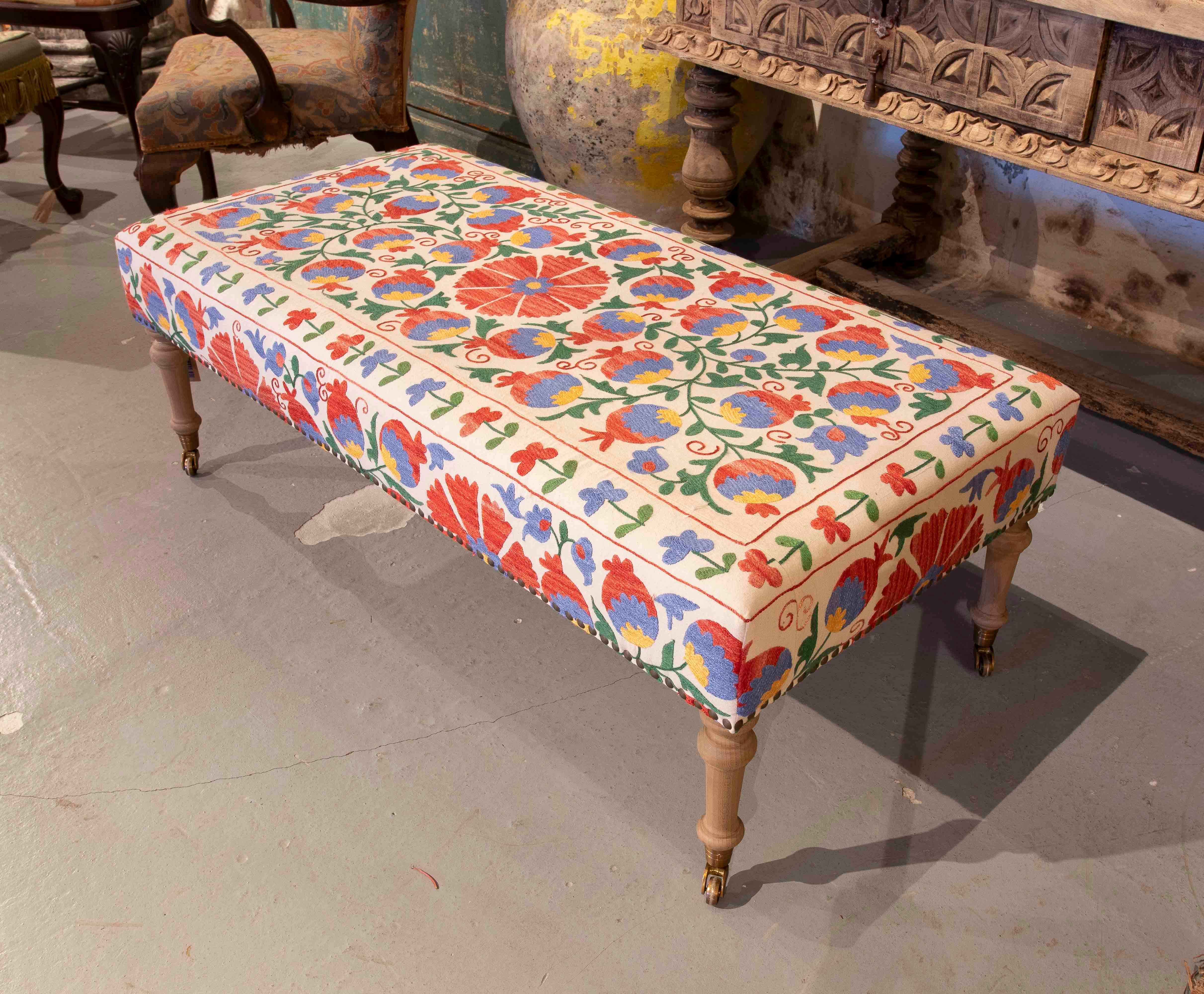 XXIe siècle et contemporain Banc rectangulaire avec tapisserie florale brodée