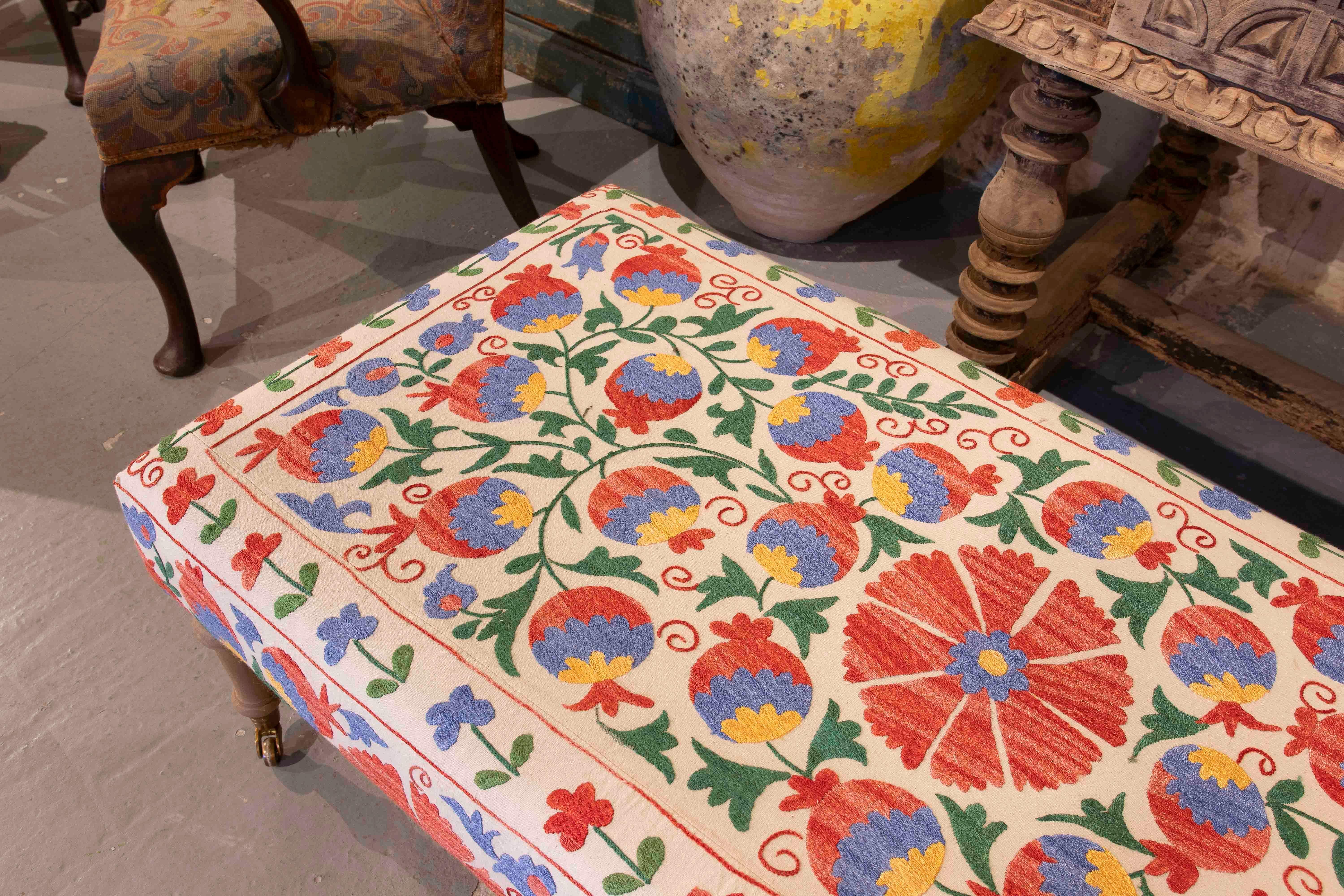 Banc rectangulaire avec tapisserie florale brodée 1