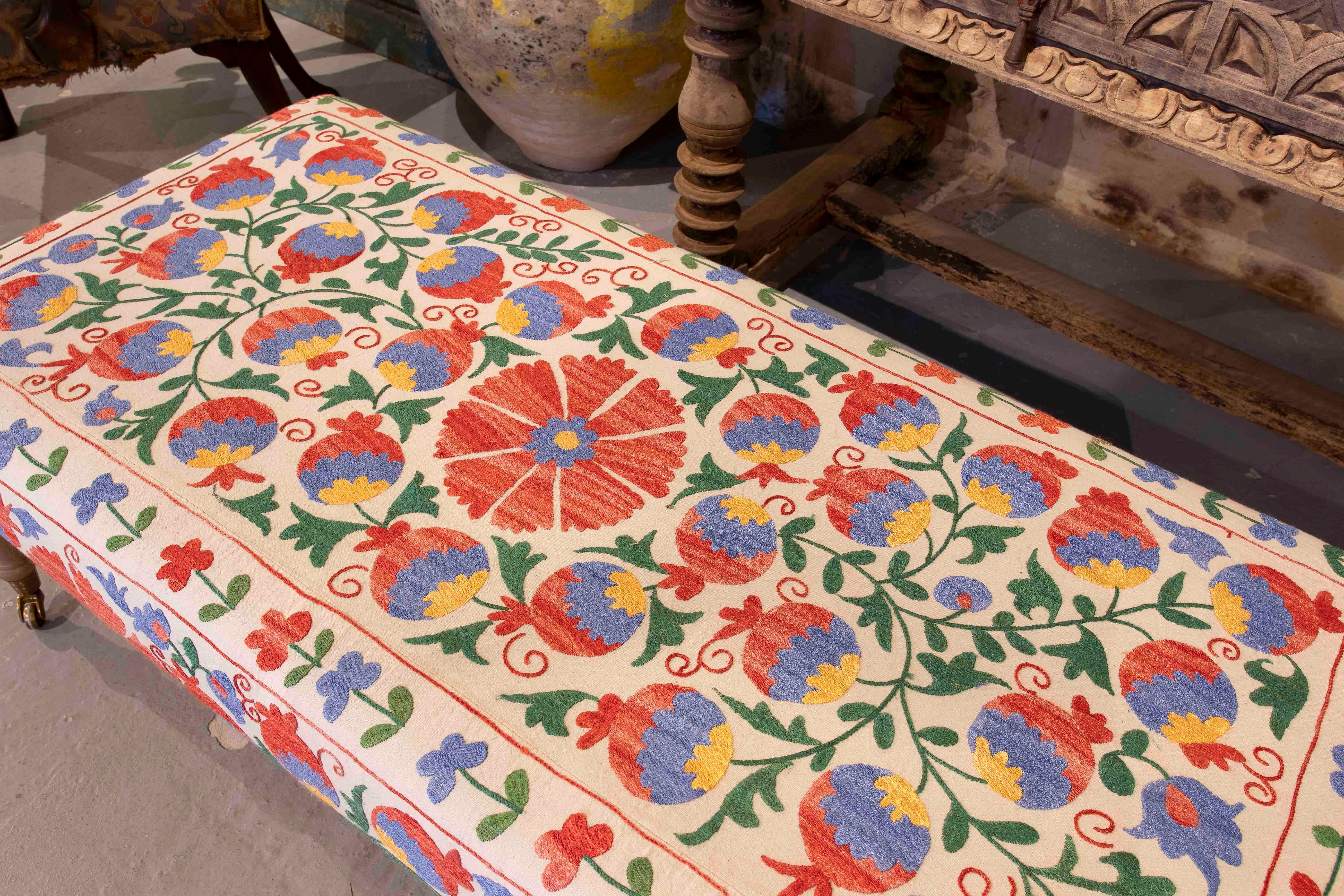 Banc rectangulaire avec tapisserie florale brodée 2