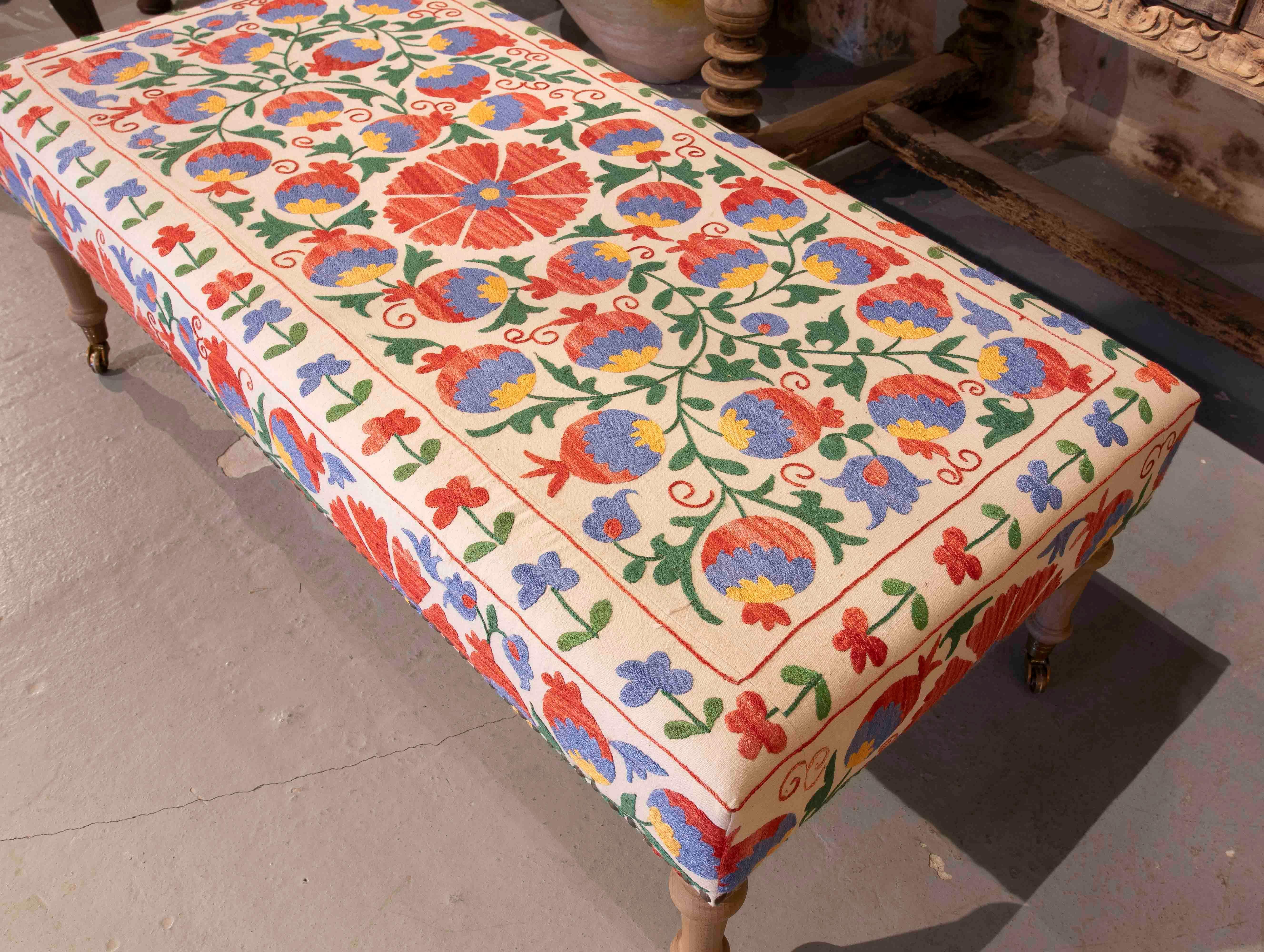 Banc rectangulaire avec tapisserie florale brodée 3