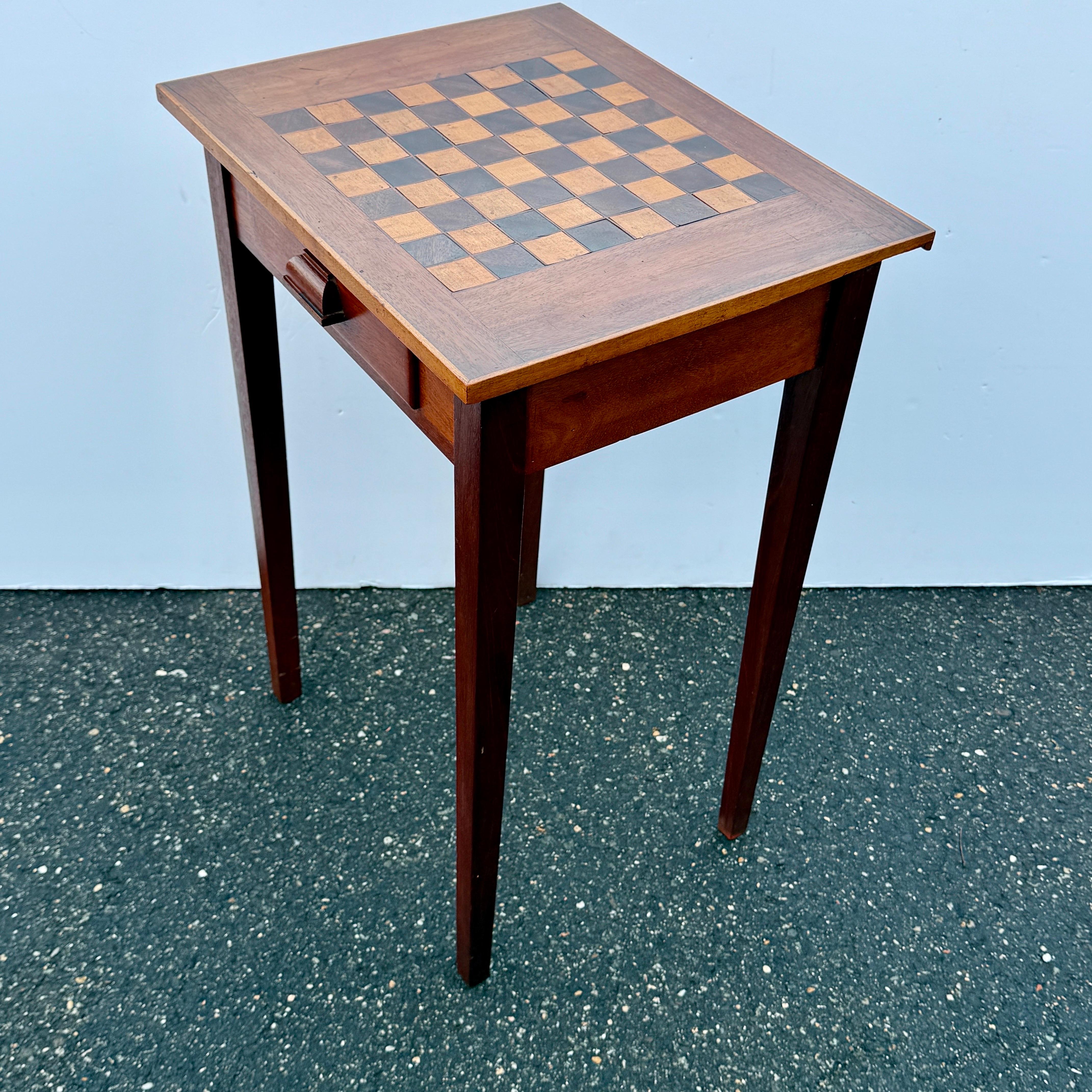 Fait main Table d'appoint rectangulaire Biedermeyer Game Chess avec tiroir en vente