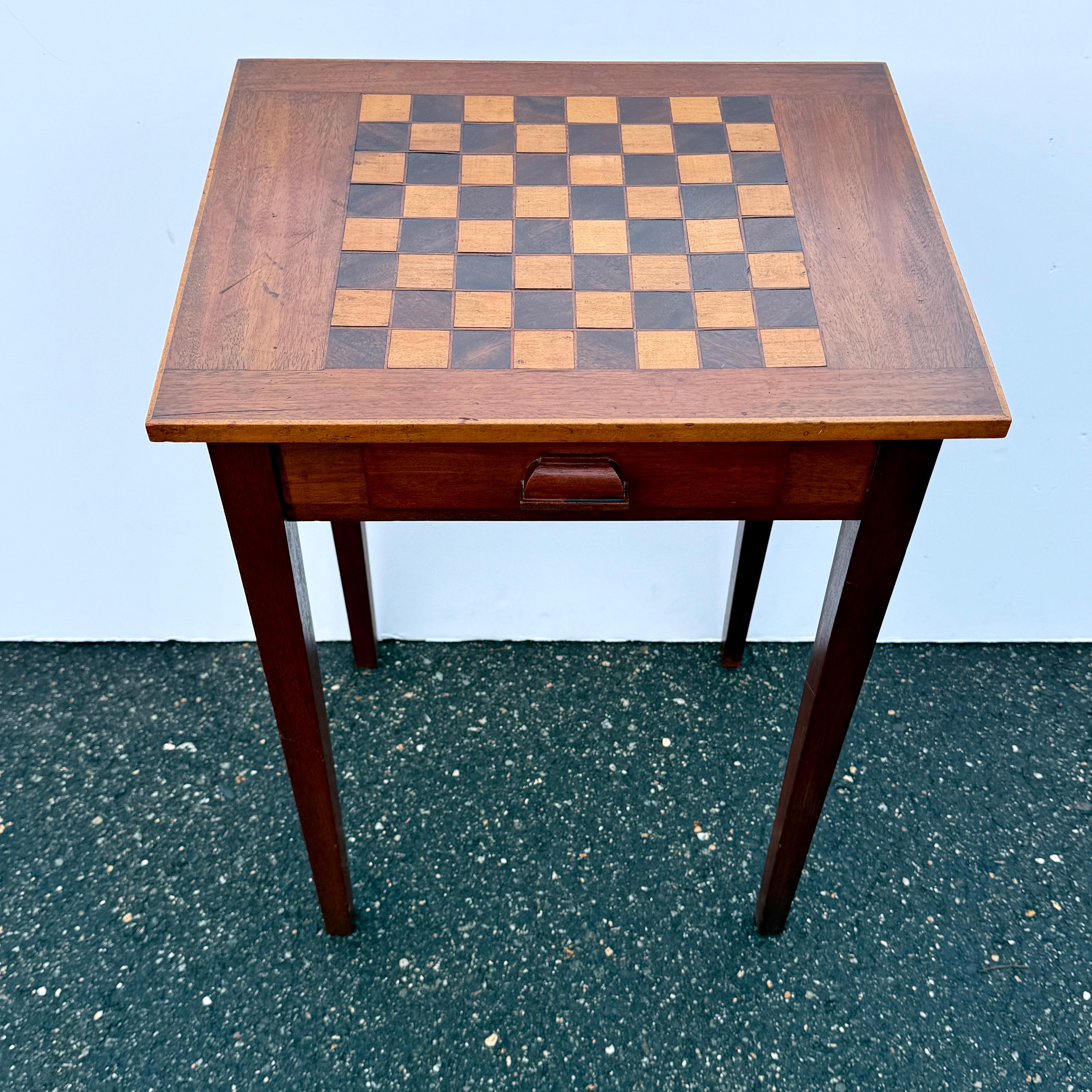 Milieu du XXe siècle Table d'appoint rectangulaire Biedermeyer Game Chess avec tiroir en vente