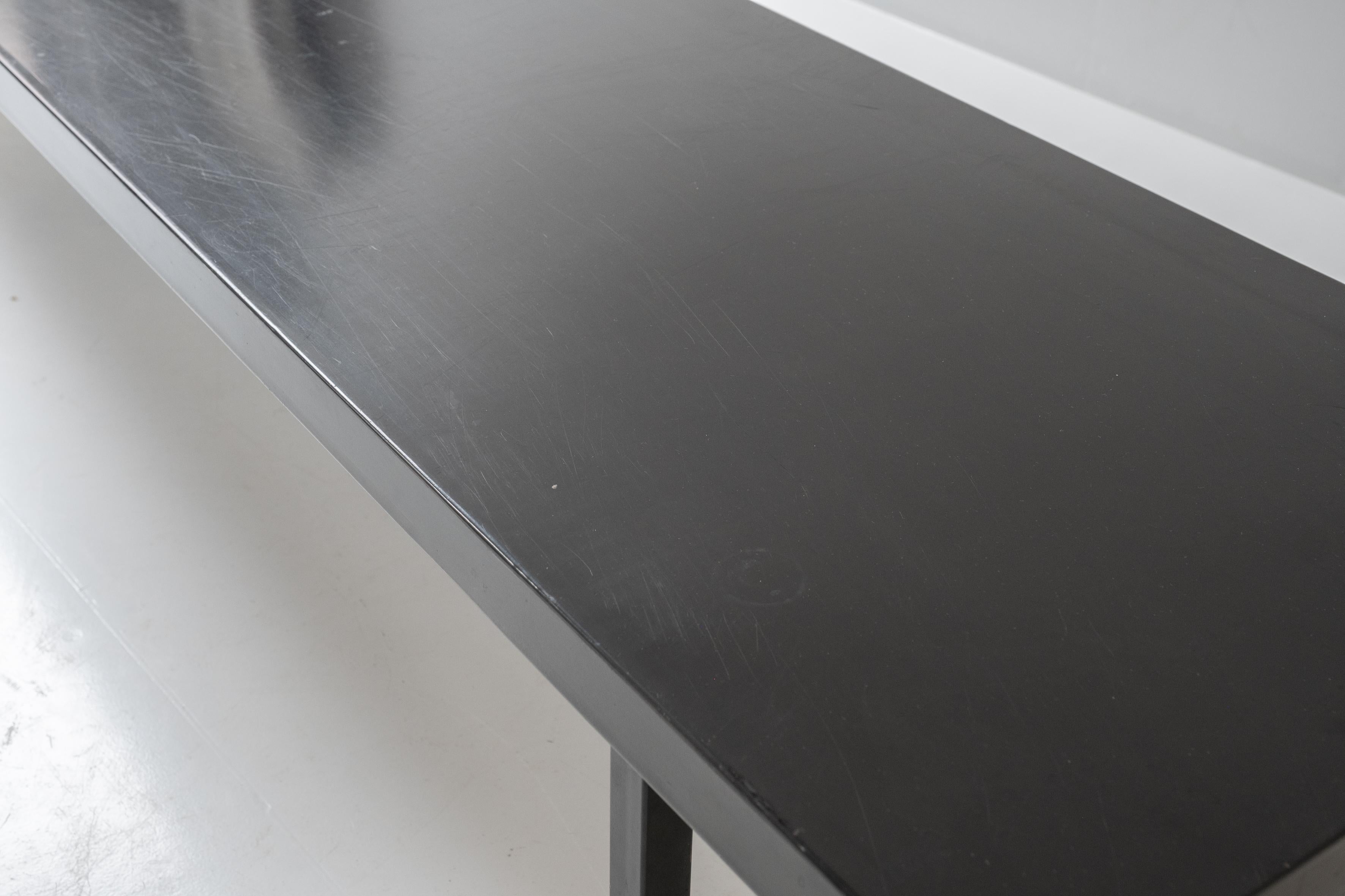 Rectangular black lacquered coffee table dating from the 1950s. For Sale 5