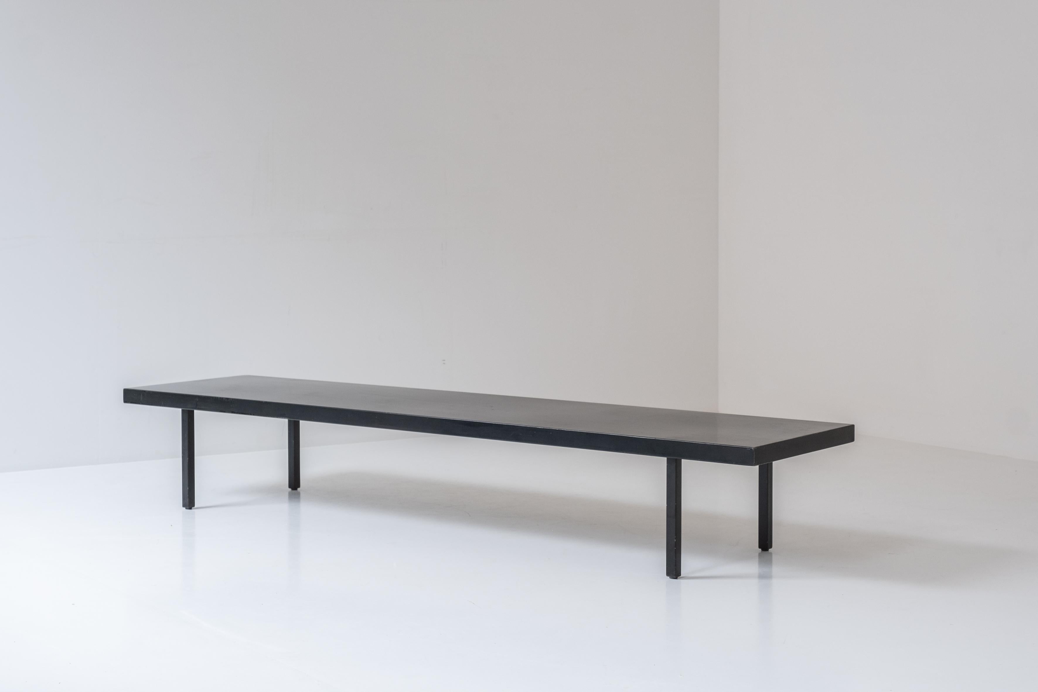Européen Table basse rectangulaire laquée noire datant des années 1950. en vente