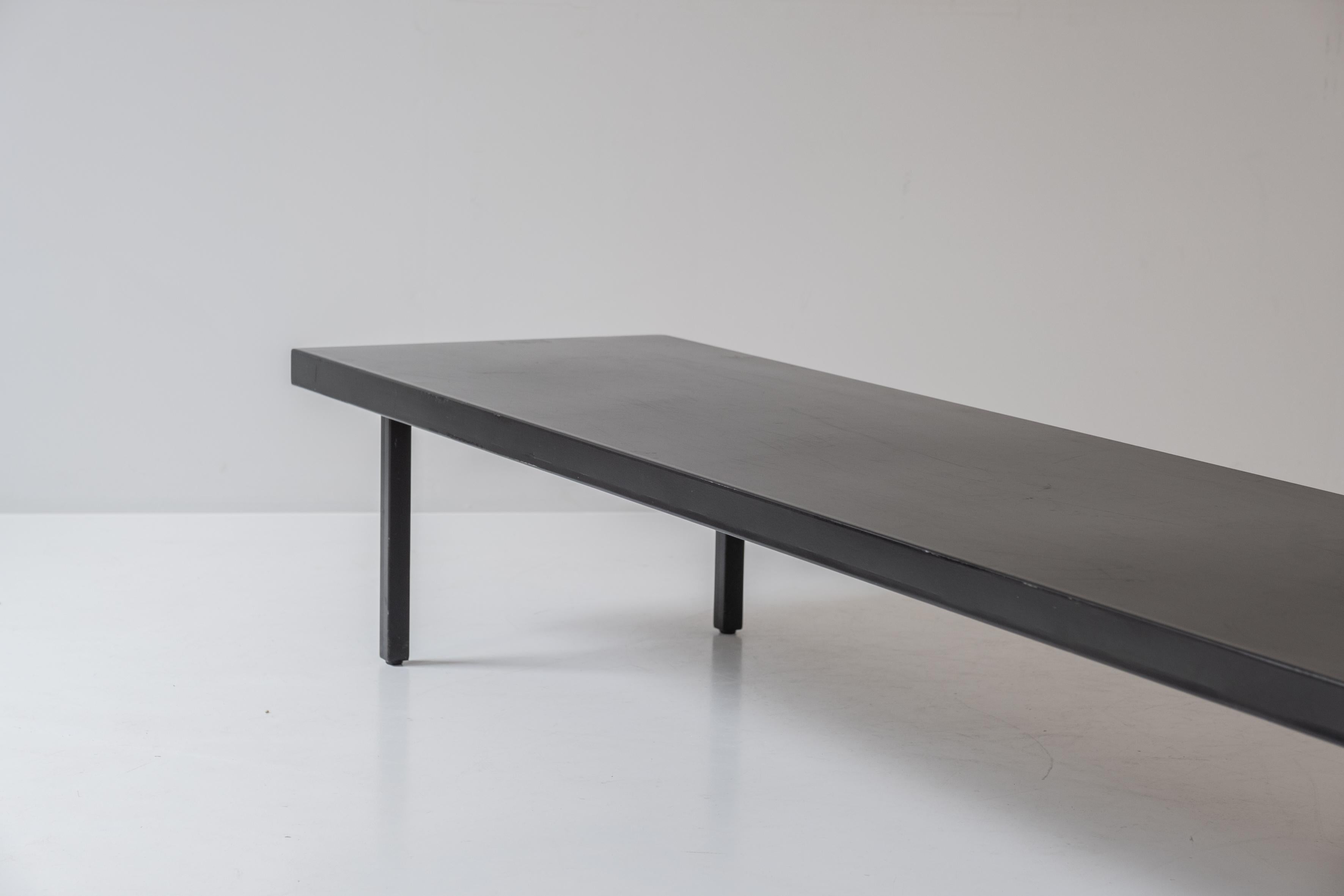 Milieu du XXe siècle Table basse rectangulaire laquée noire datant des années 1950. en vente