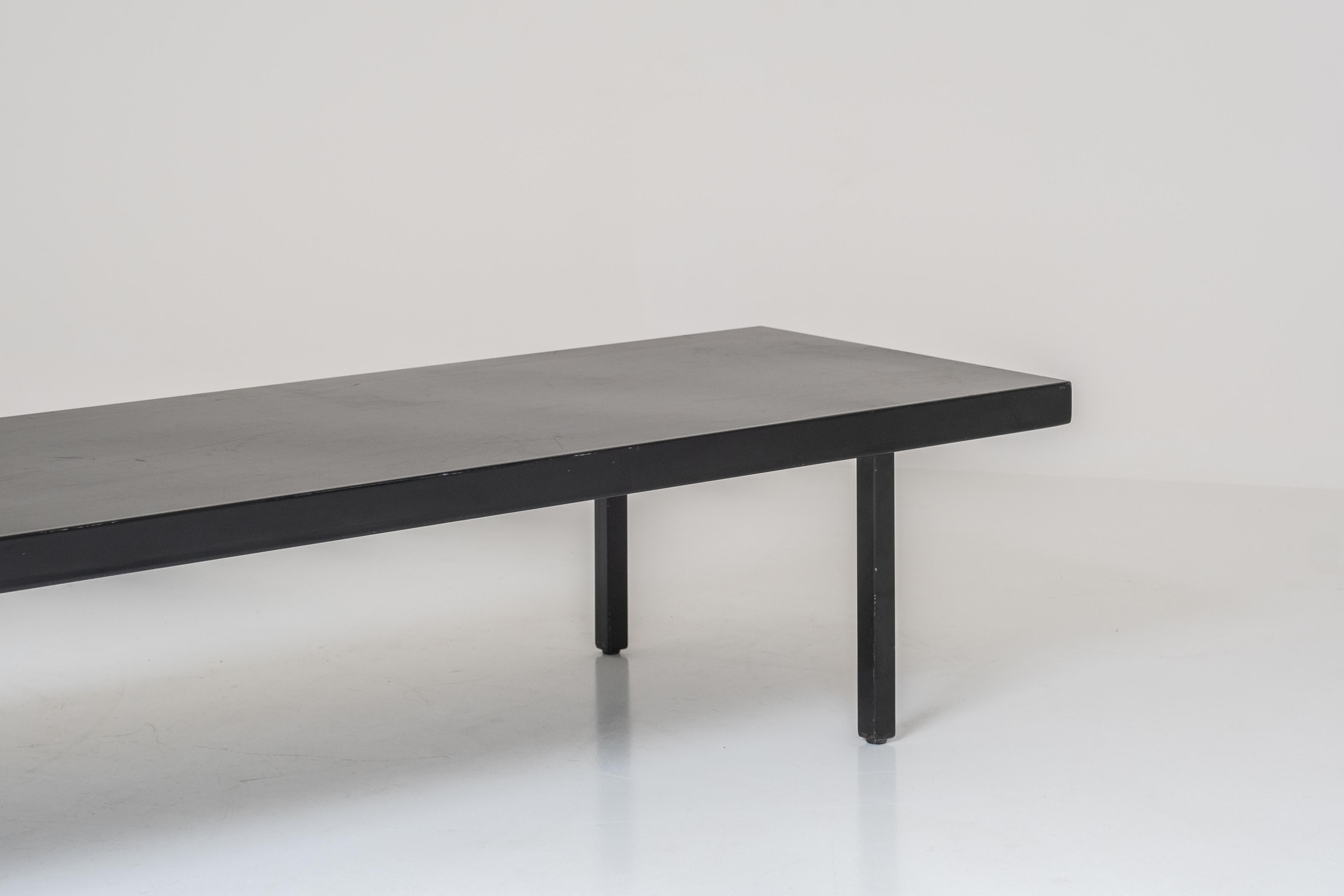 Métal Table basse rectangulaire laquée noire datant des années 1950. en vente