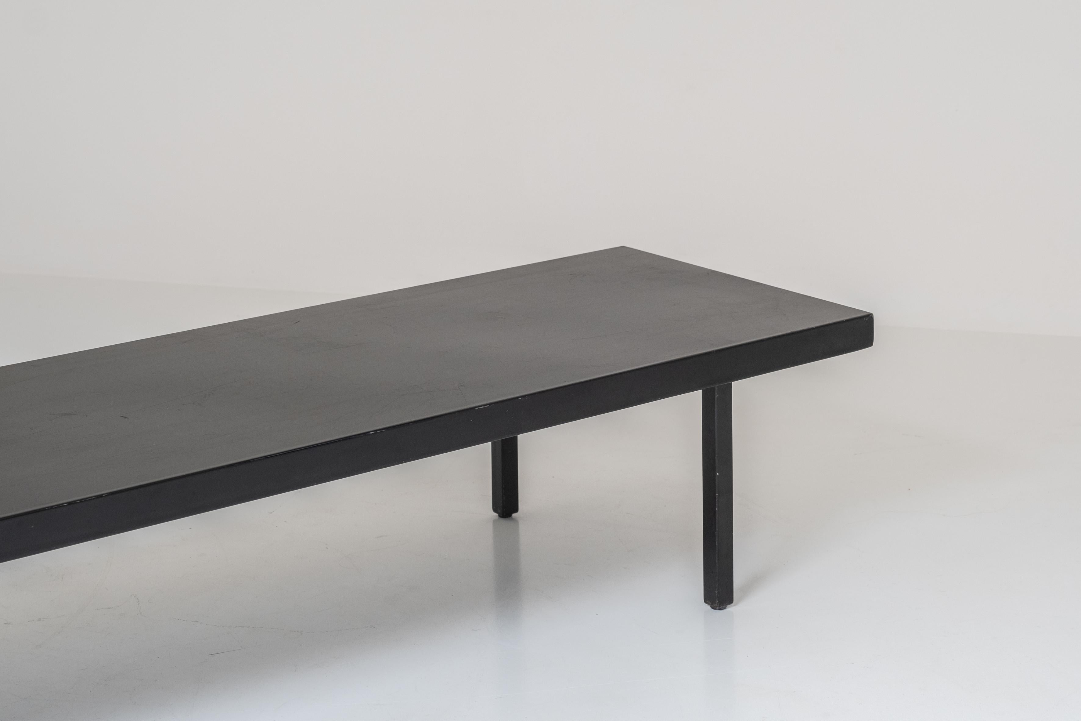 Table basse rectangulaire laquée noire datant des années 1950. en vente 1