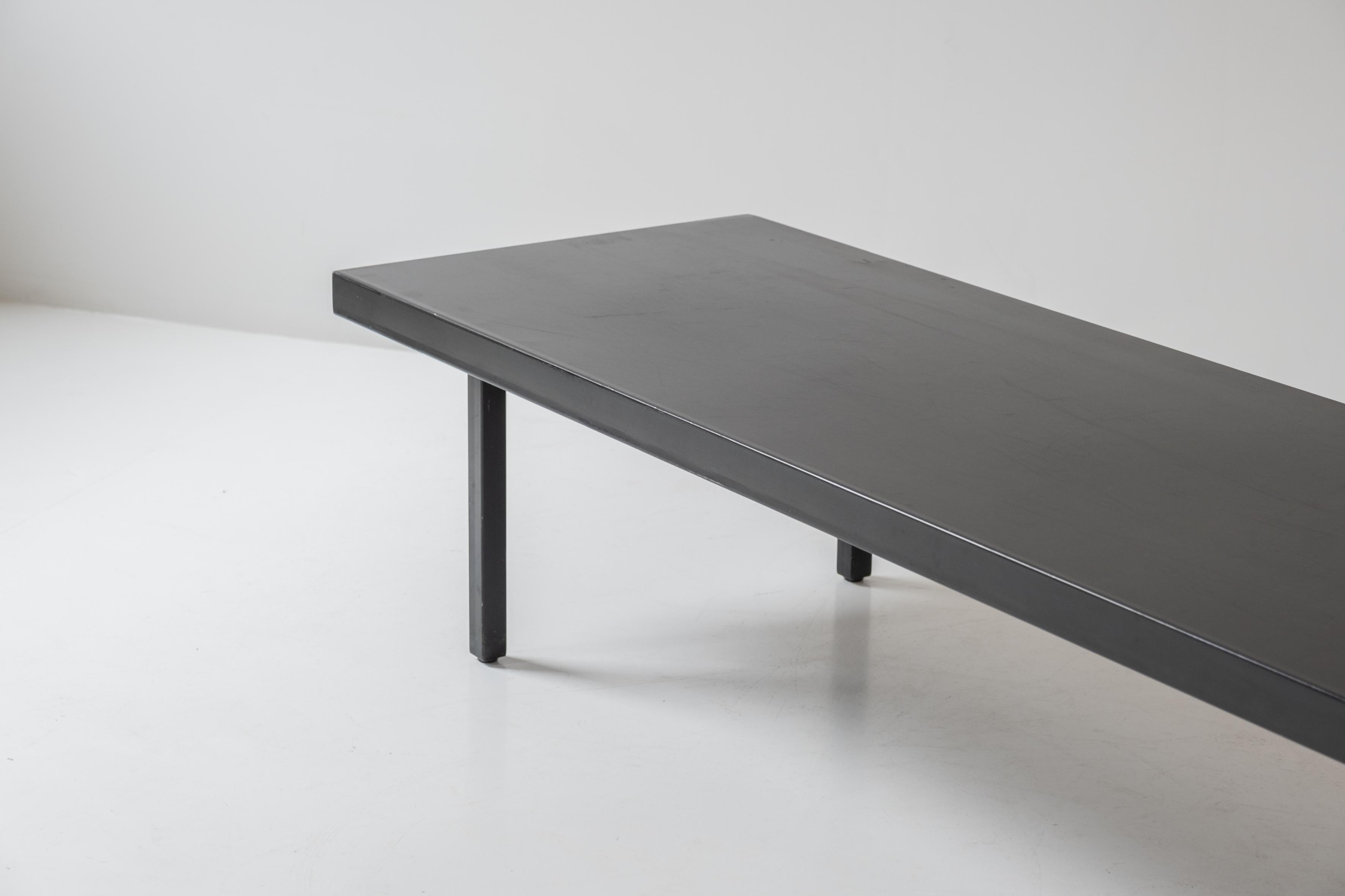 Table basse rectangulaire laquée noire datant des années 1950. en vente 2