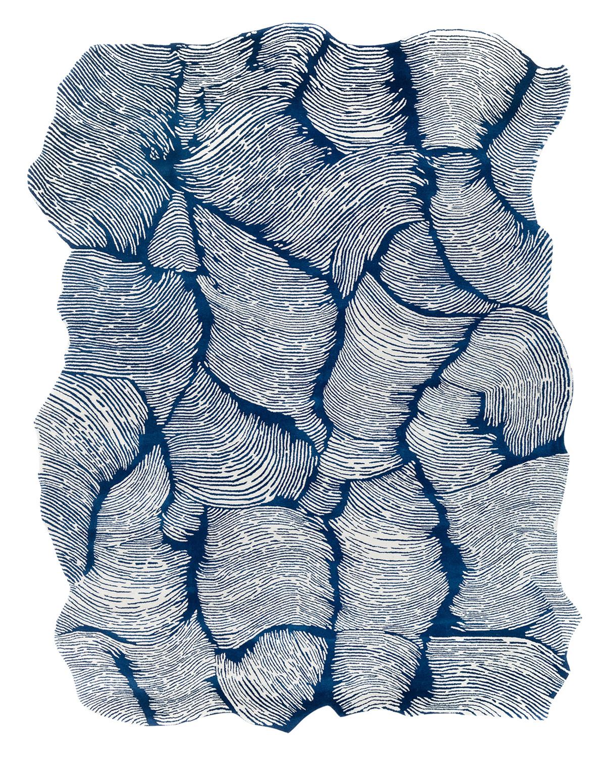 Rechteckiger blauer Oceano 400-Teppich von Mohebban
Abmessungen: B 400 x L 300 cm
MATERIALIEN: Wolle.

Die von Miguel Reguero entworfene Kollektion Sombra zelebriert die Begegnung zwischen Architektur und Natur. Die rationale und lineare Geometrie