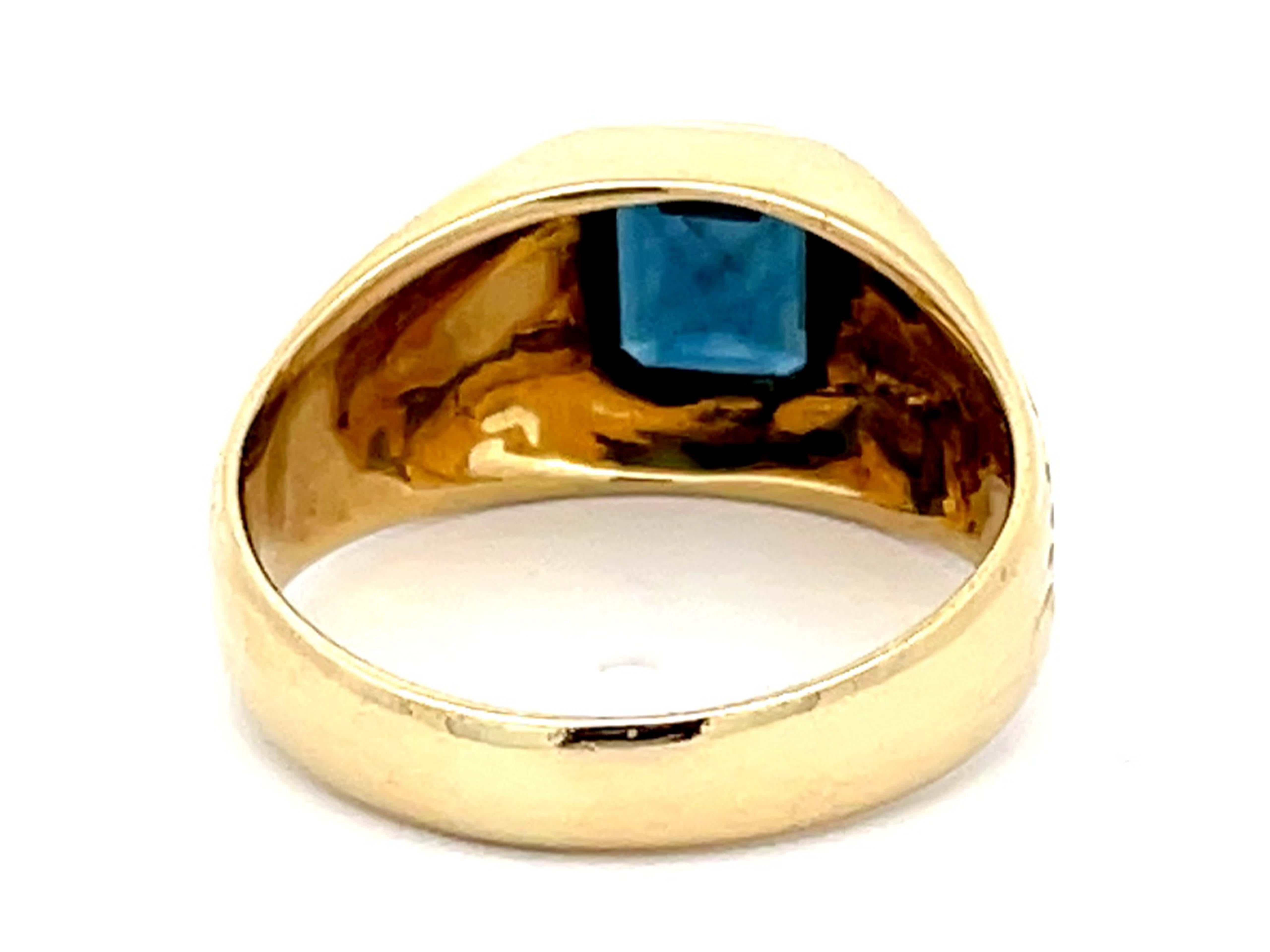 Emerald Cut Rectangular Blue Sapphire Ring in 18k Yellow Gold For Sale