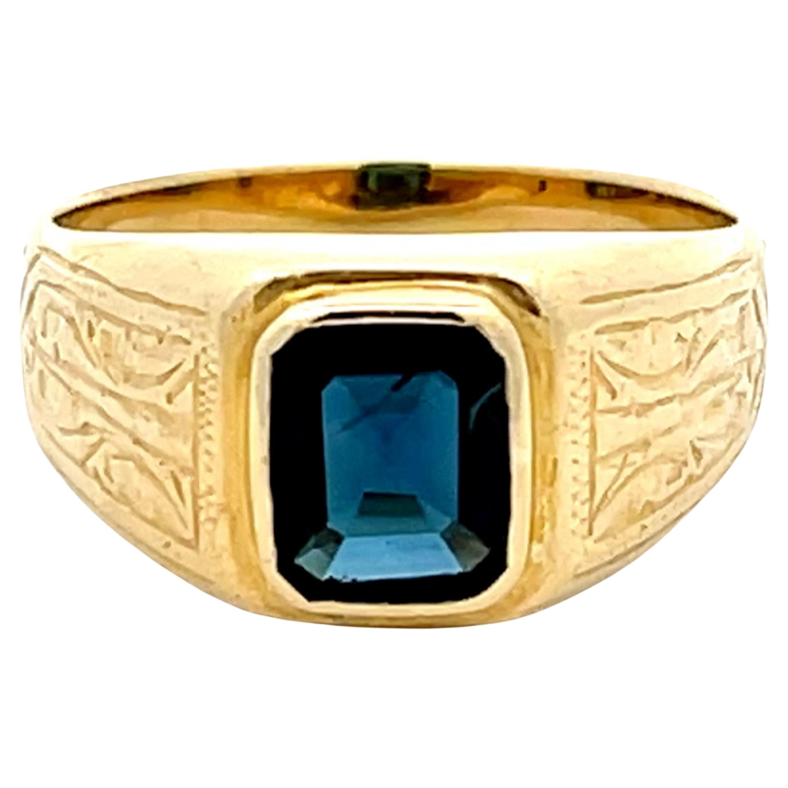Rectangular Blue Sapphire Ring in 18k Yellow Gold For Sale