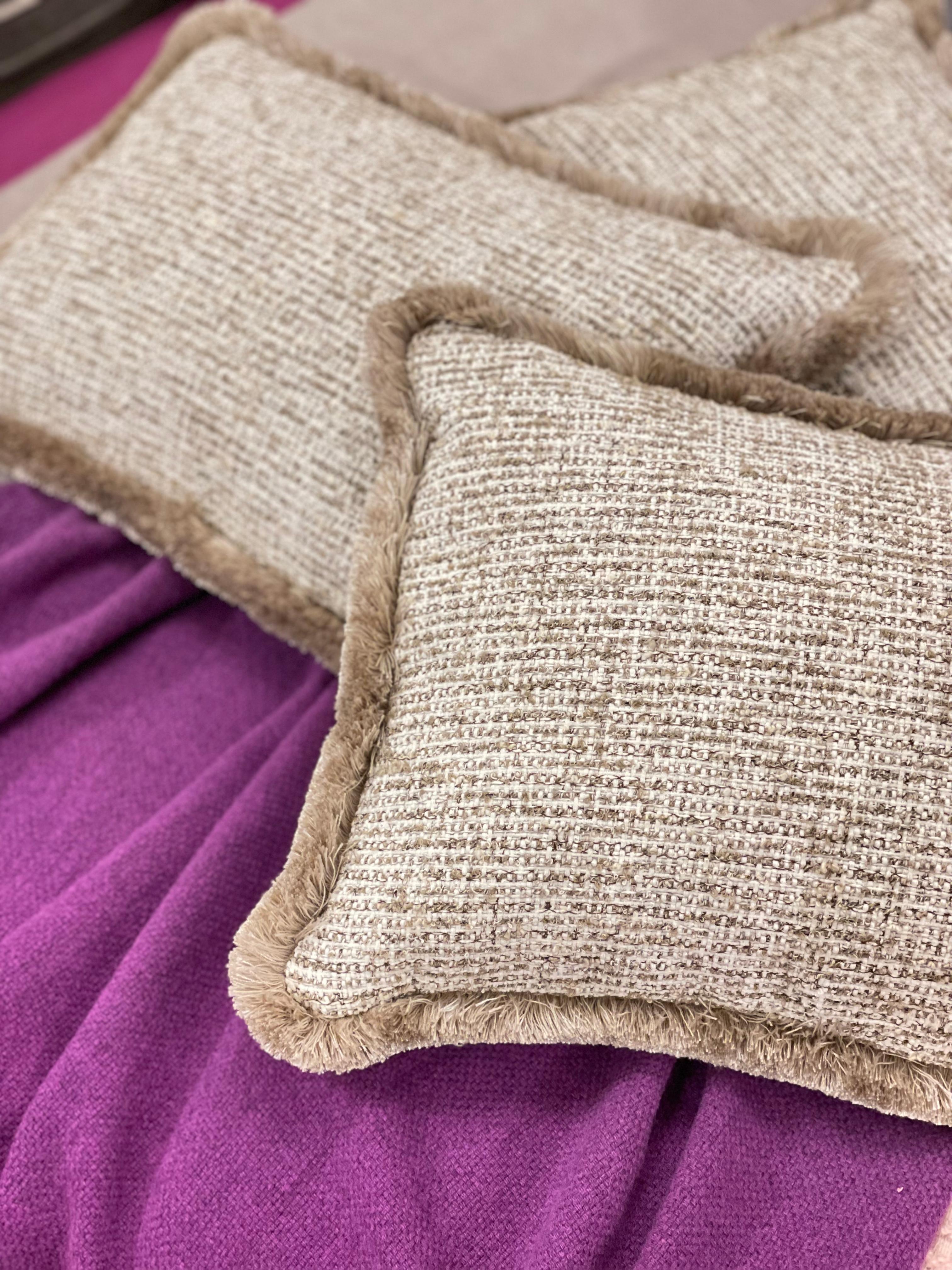 Cuscino BOUCLÉ rettangolare con frange In condizioni Nuovo in vendita a Cernobbio, IT