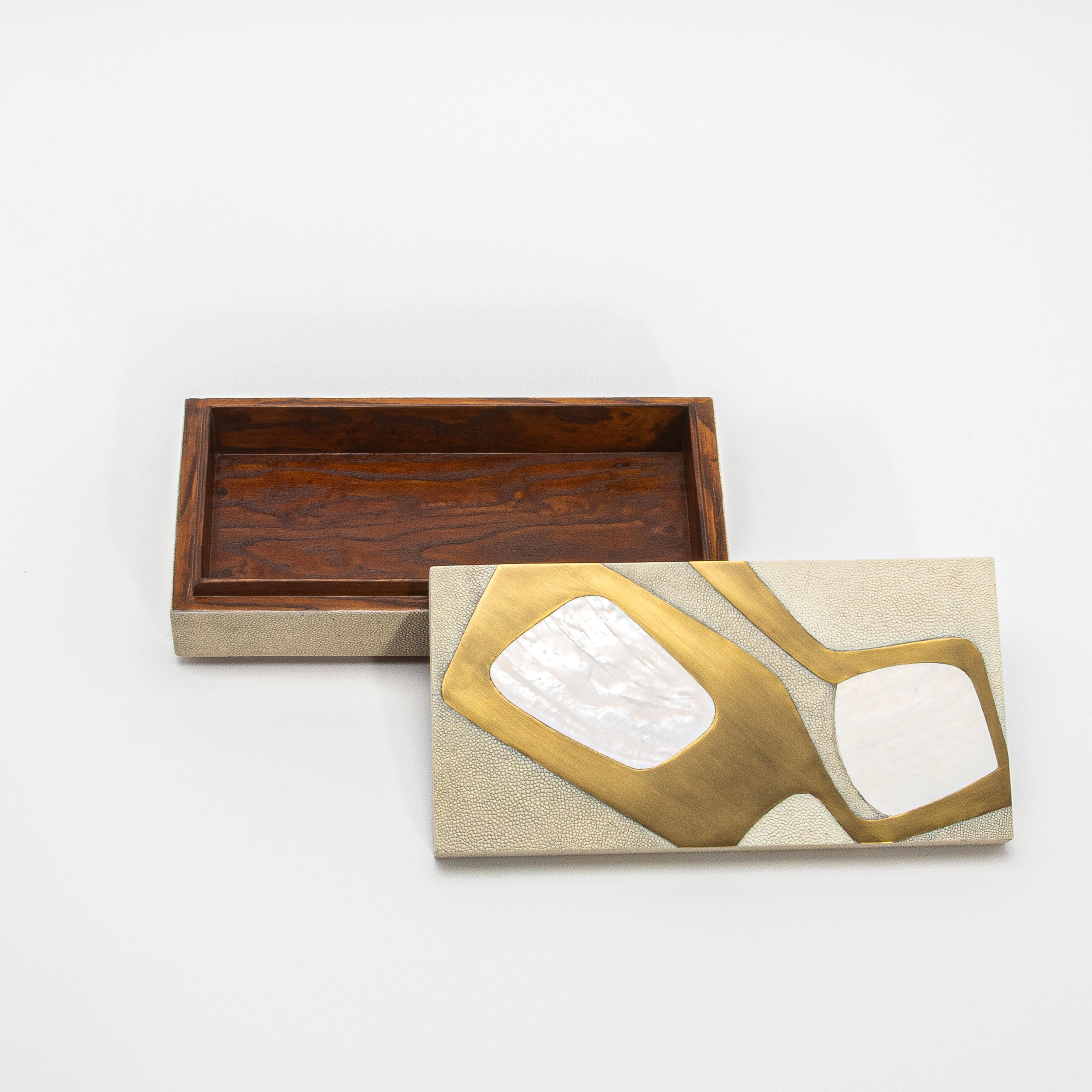 Caja moderna de piel de raya antigua con inserto de concha y latón de R&Y Augousti Latón en venta