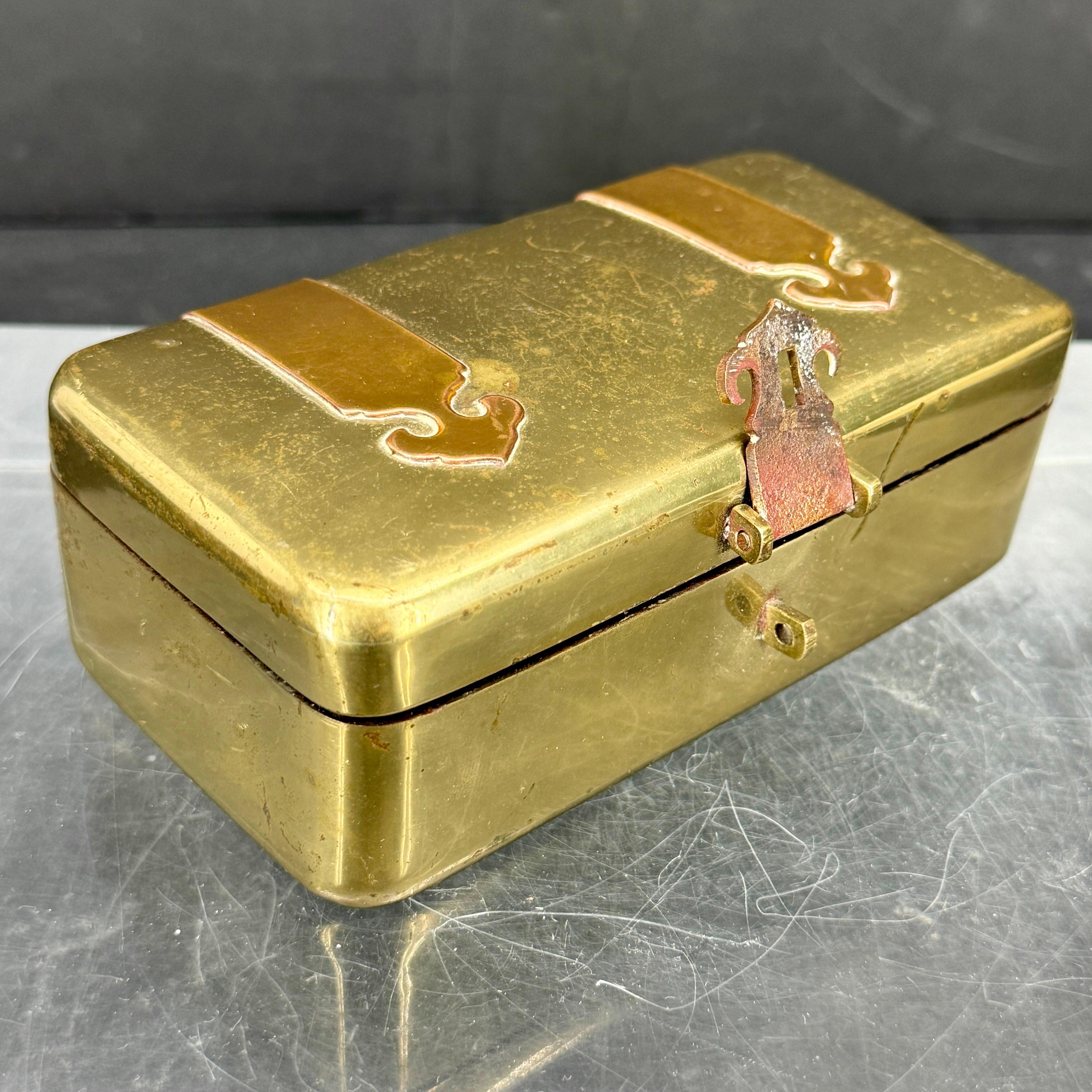 Boîte à bibelots rectangulaire robuste à charnière pour l'exposition ou le rangement de bijoux. Merveilleuse pièce à ajouter à une collection existante. Marqué sur le fond, Chine