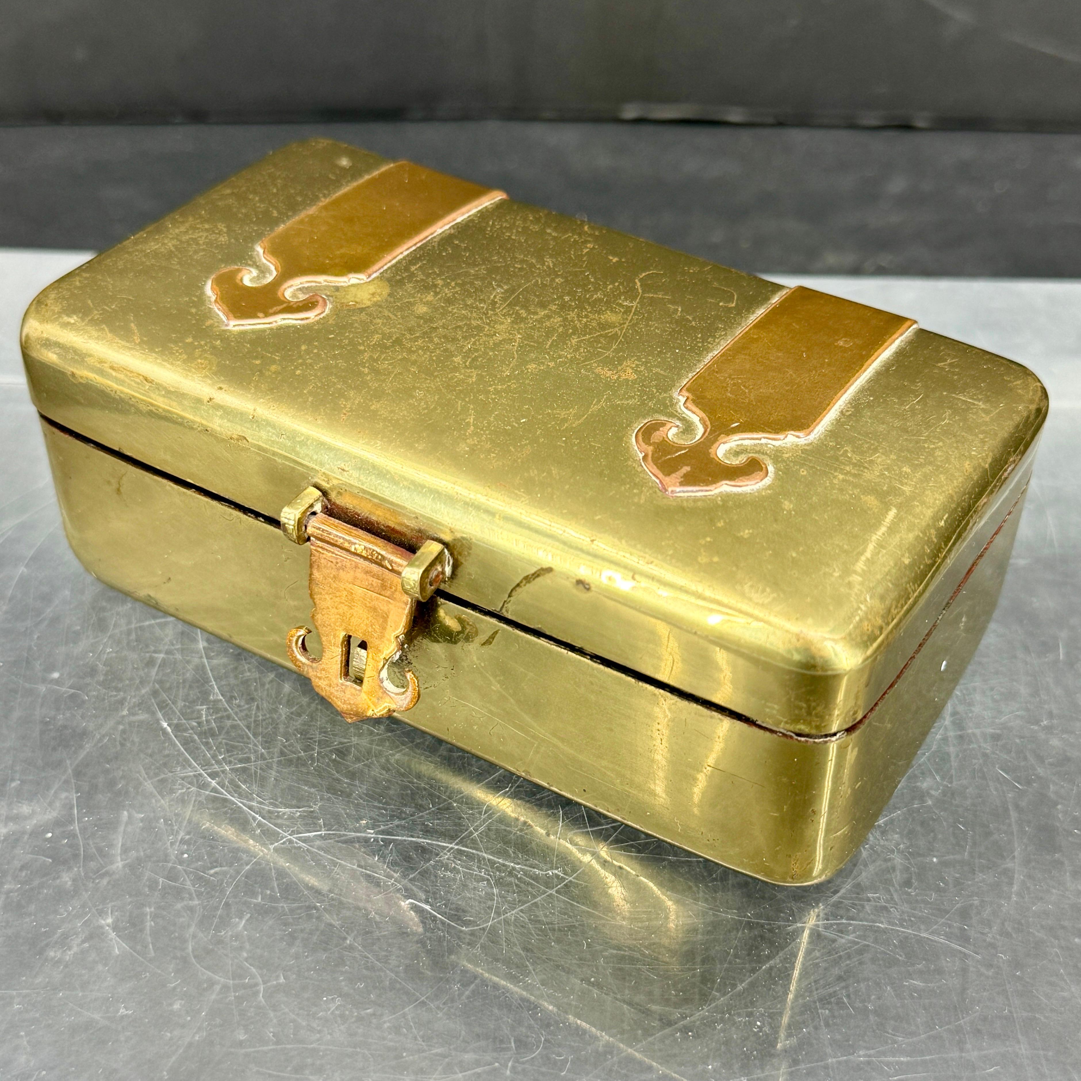 Exportation chinoise Boîte à bijoux rectangulaire en laiton et bois de bronze, années 1950 en vente