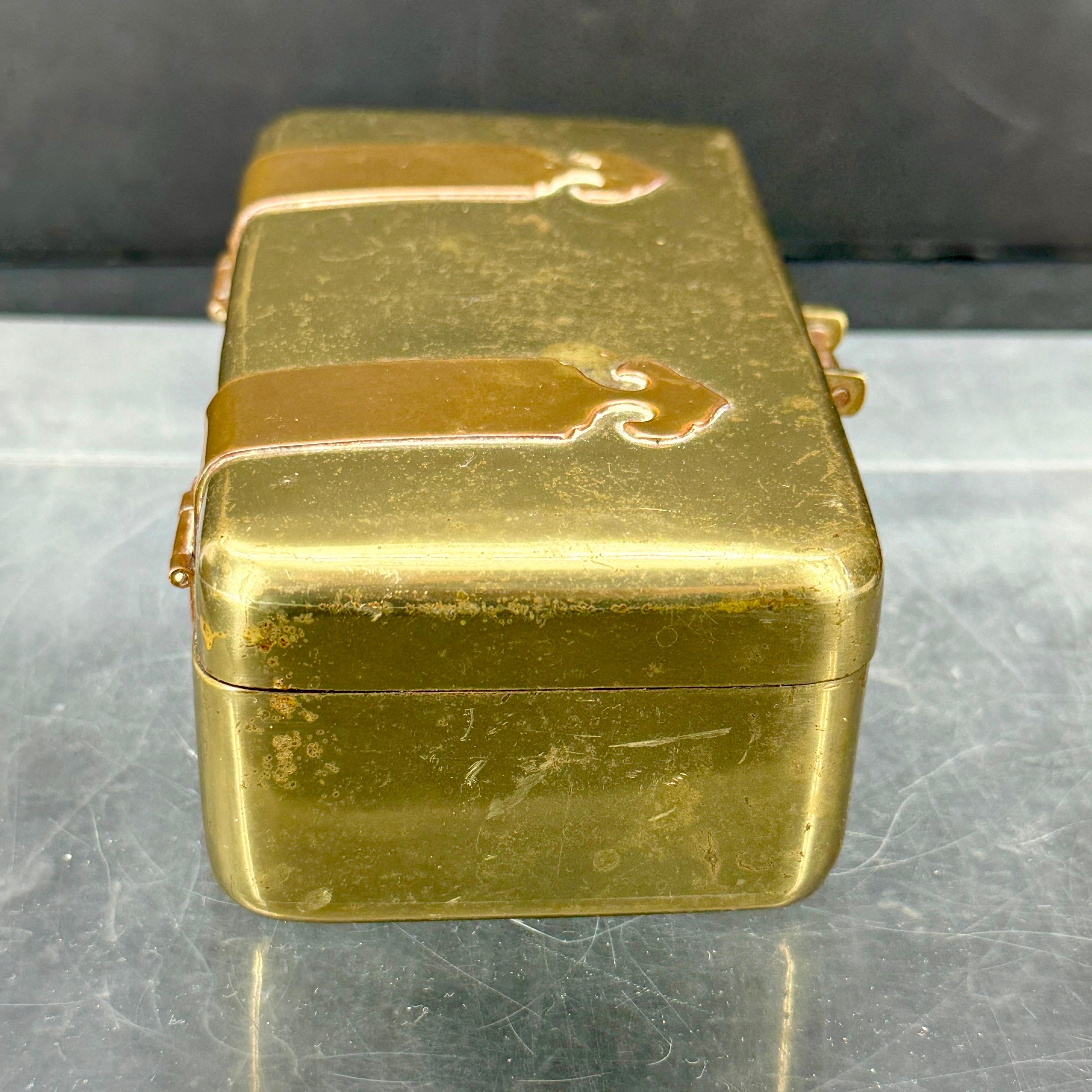 Chinois Boîte à bijoux rectangulaire en laiton et bois de bronze, années 1950 en vente