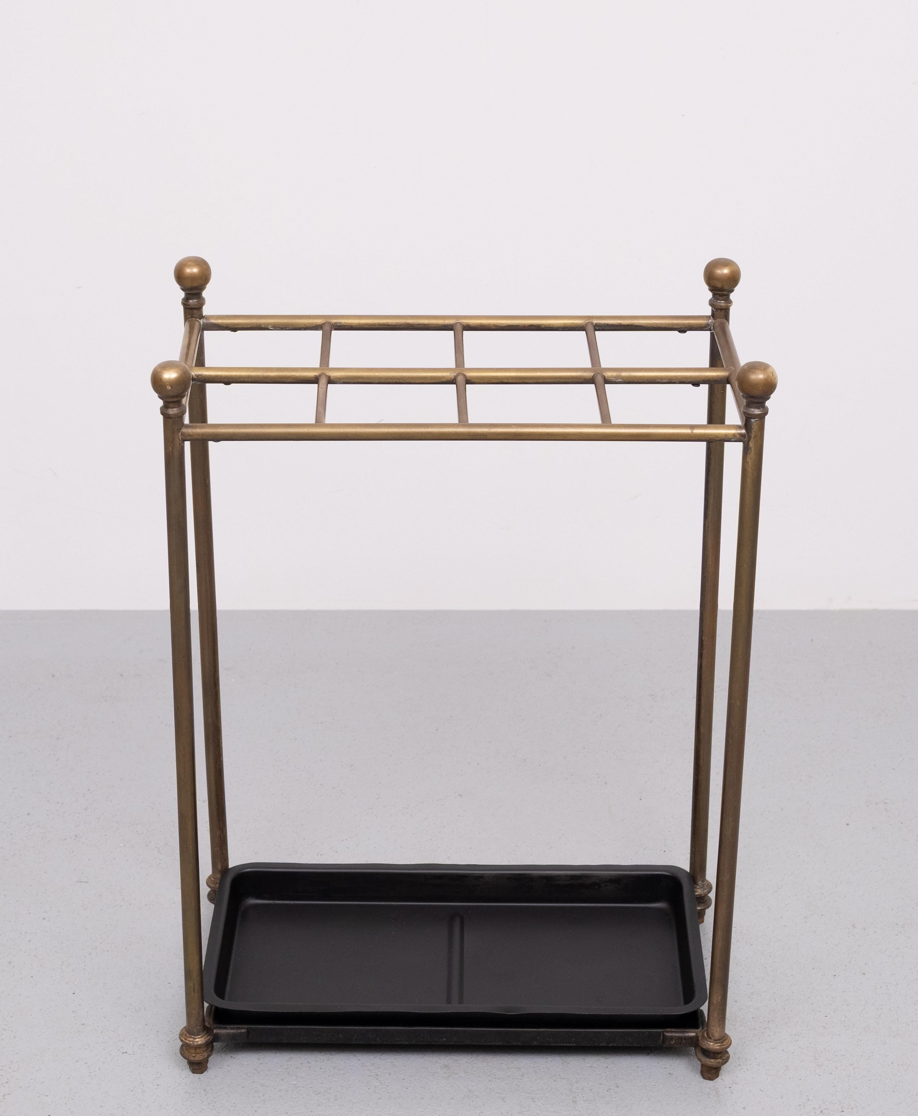 Supporto per bastone in ottone del XIX secolo. Un pezzo affascinante, il supporto ha un piano in ottone diviso in 8 sezioni per contenere bastoni da passeggio o ombrelli, mentre la base in ferro pesante ha un vassoio di raccolta rimovibile.
Il