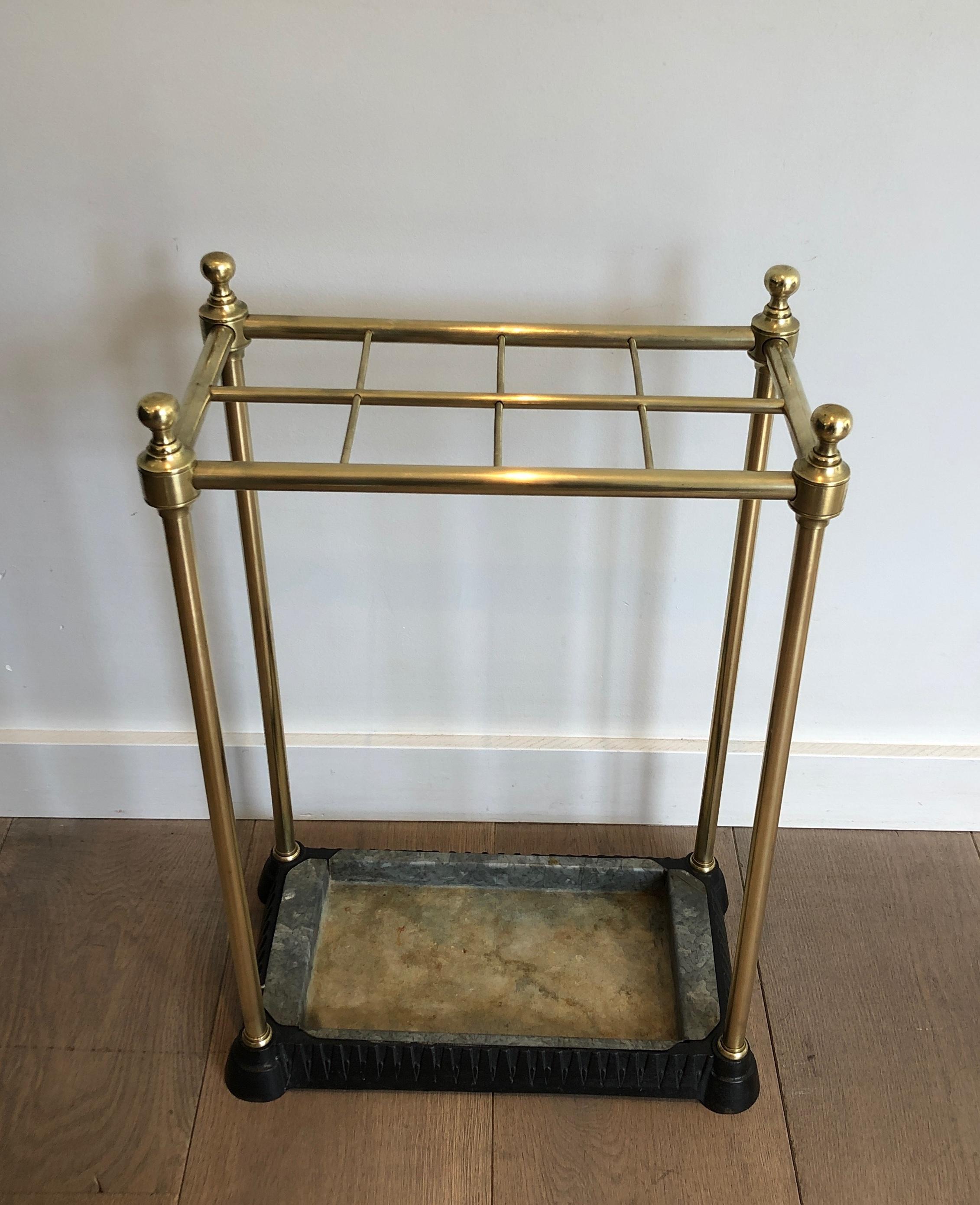 Stand Umbrella rectangulaire en laiton et en fonte. Travail en français. Circa 1900 en vente 3