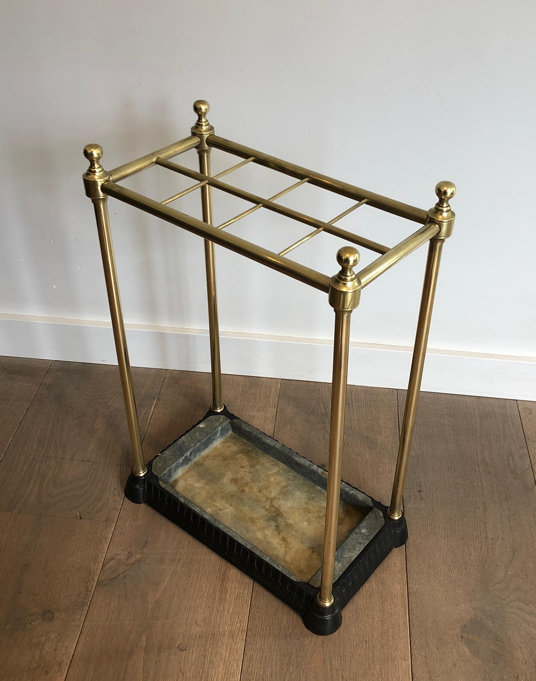 Stand Umbrella rectangulaire en laiton et en fonte. Travail en français. Circa 1900 en vente 4