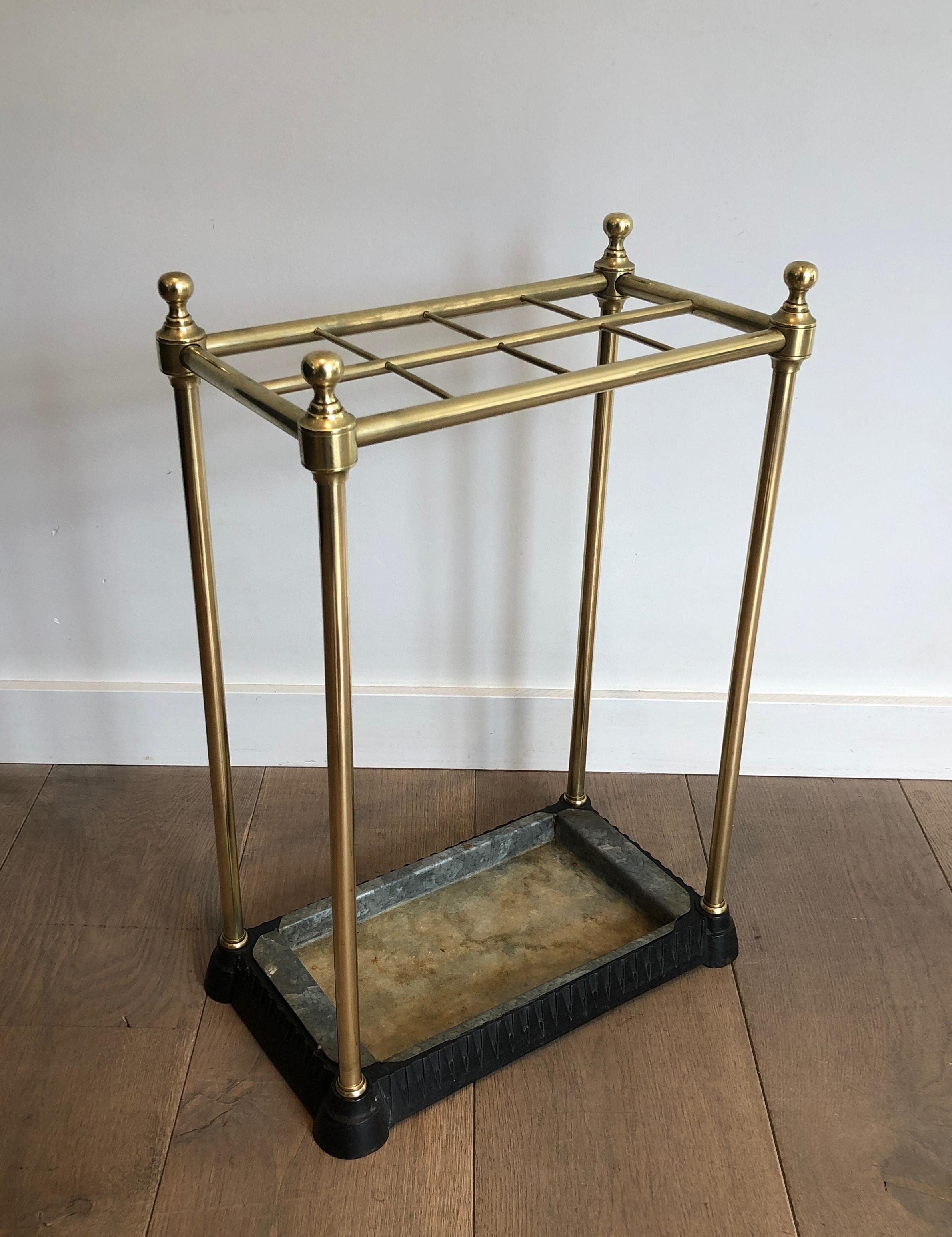 Stand Umbrella rectangulaire en laiton et en fonte. Travail en français. Circa 1900 en vente 9