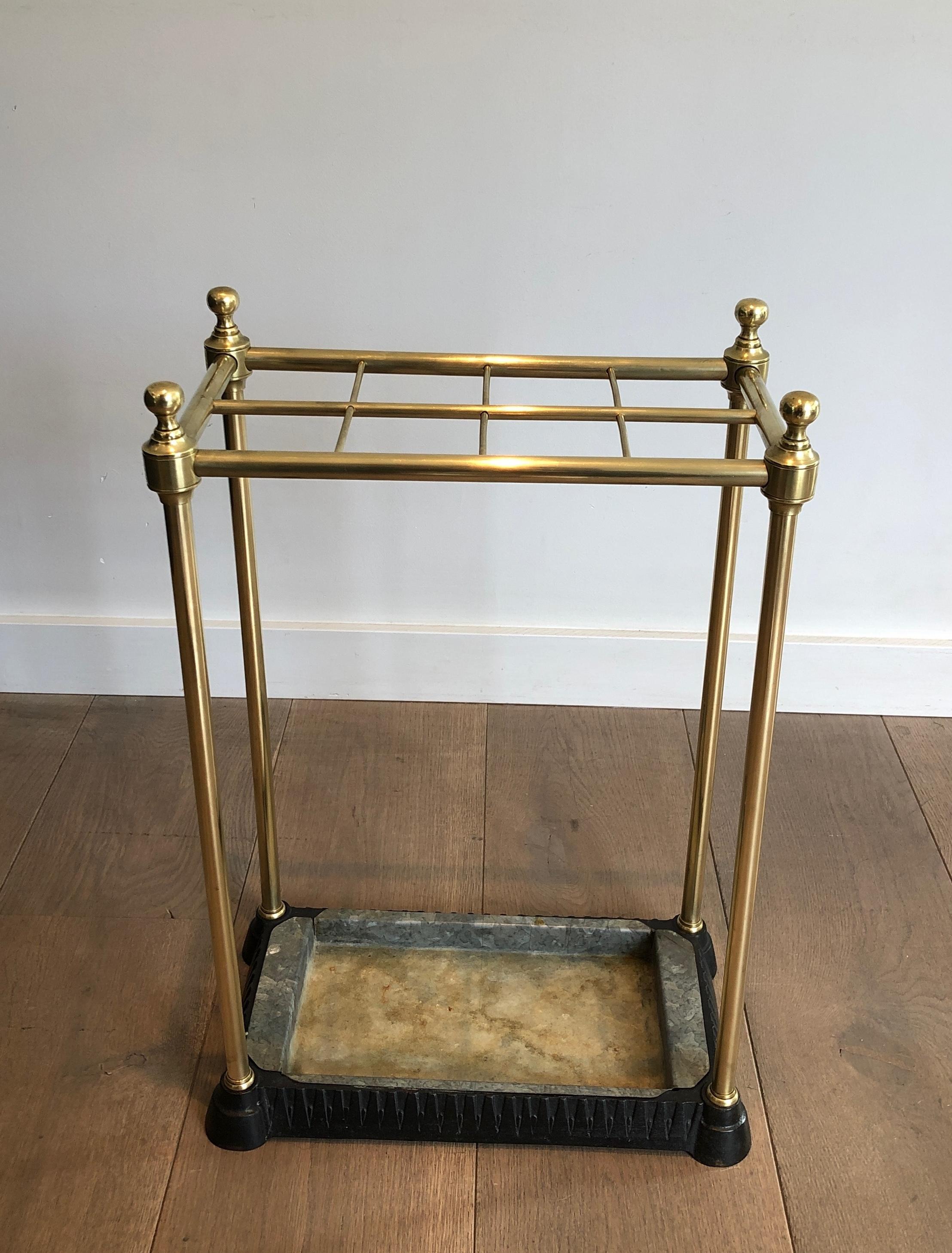 Stand Umbrella rectangulaire en laiton et en fonte. Travail en français. Circa 1900 en vente 10
