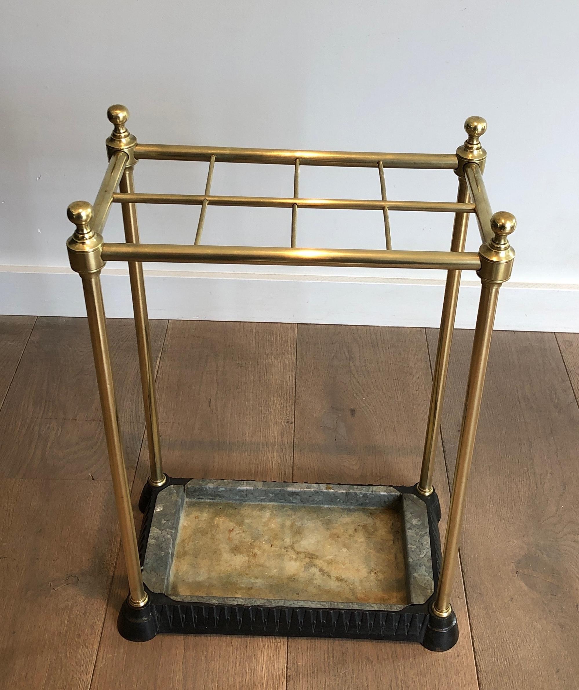 Stand Umbrella rectangulaire en laiton et en fonte. Travail en français. Circa 1900 en vente 11