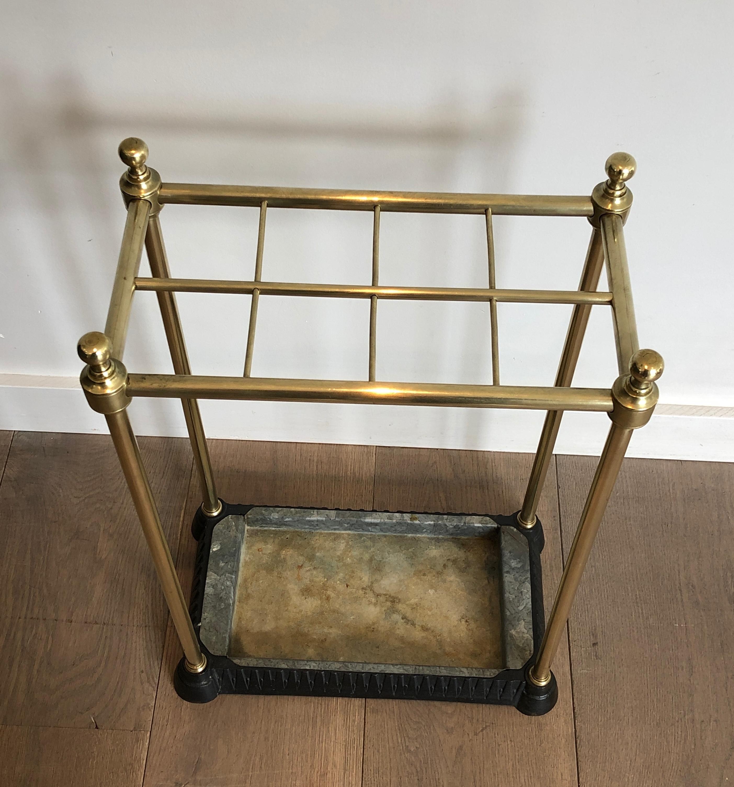 Français Stand Umbrella rectangulaire en laiton et en fonte. Travail en français. Circa 1900 en vente