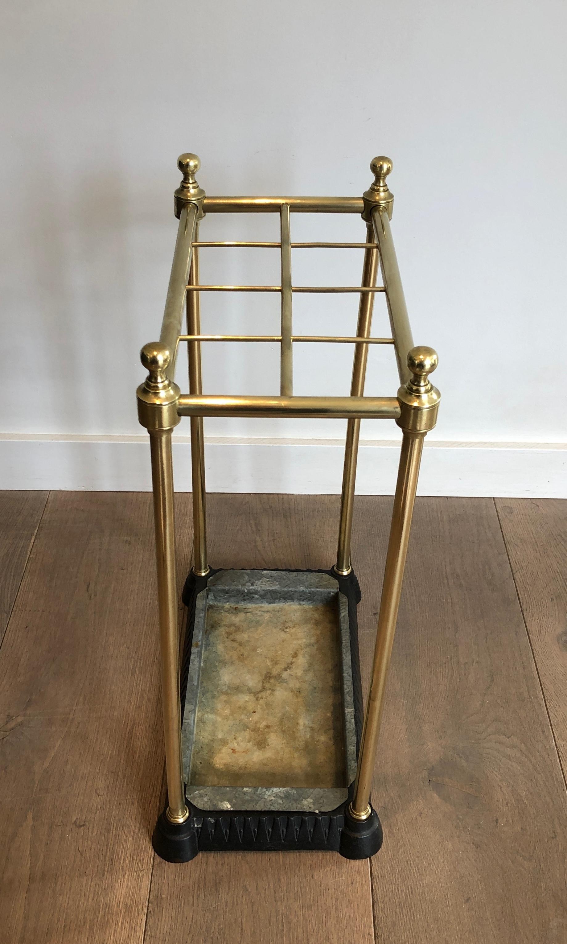 Début du 20ème siècle Stand Umbrella rectangulaire en laiton et en fonte. Travail en français. Circa 1900 en vente