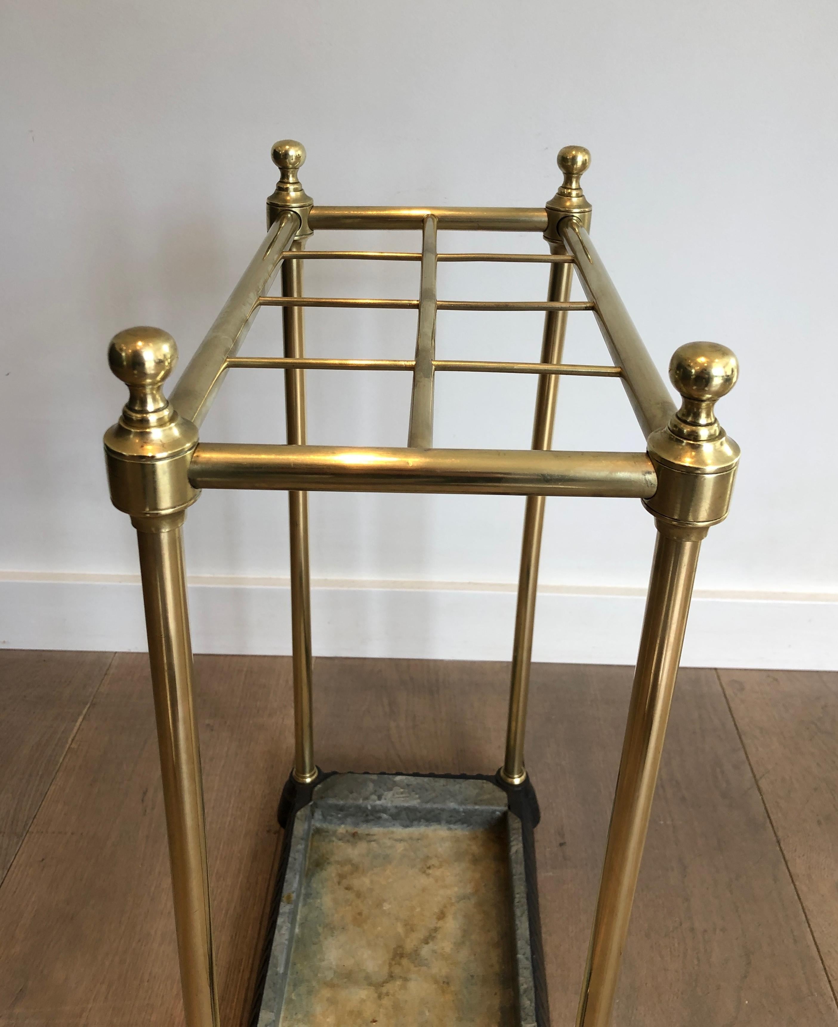 Laiton Stand Umbrella rectangulaire en laiton et en fonte. Travail en français. Circa 1900 en vente
