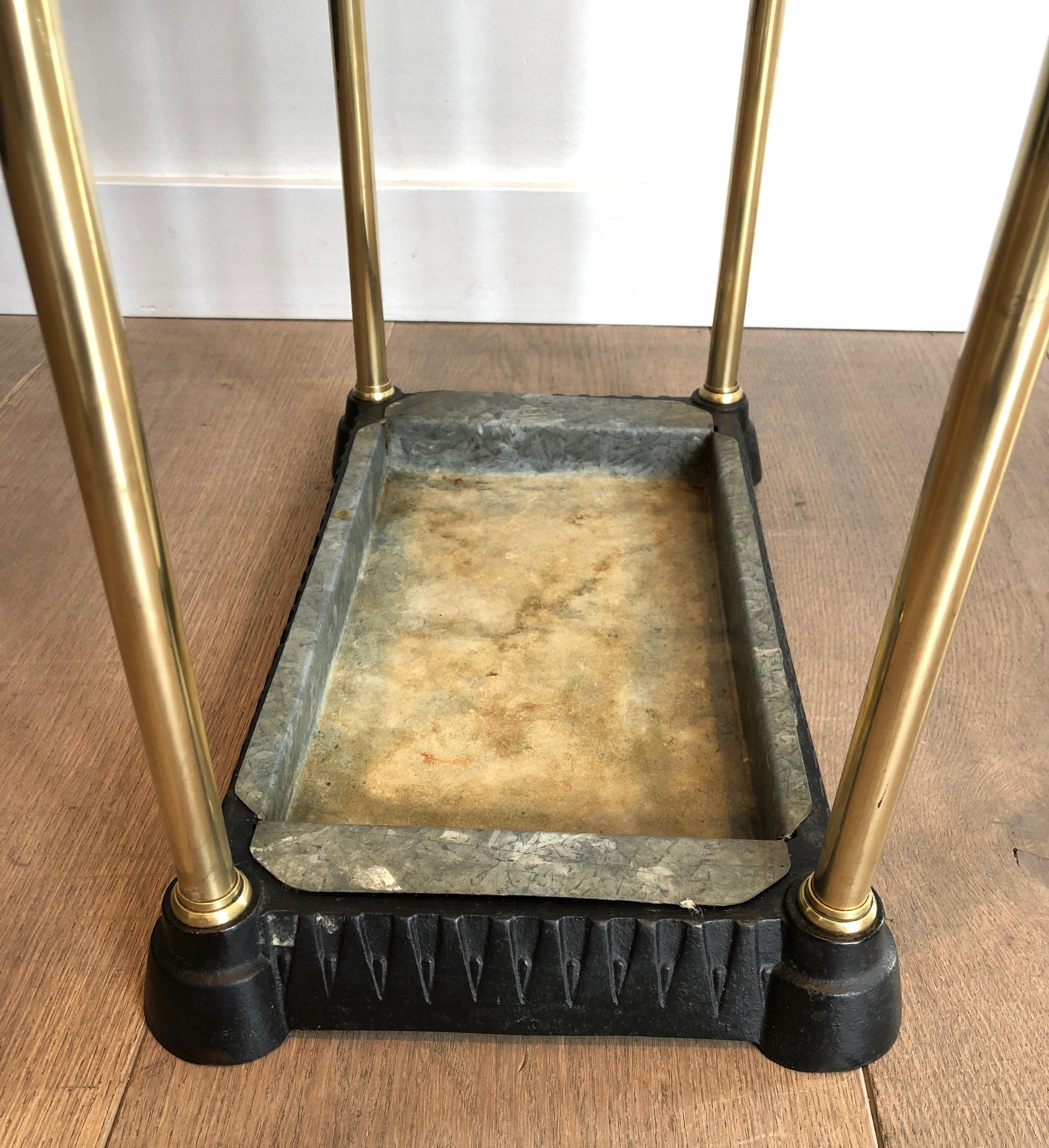 Stand Umbrella rectangulaire en laiton et en fonte. Travail en français. Circa 1900 en vente 1