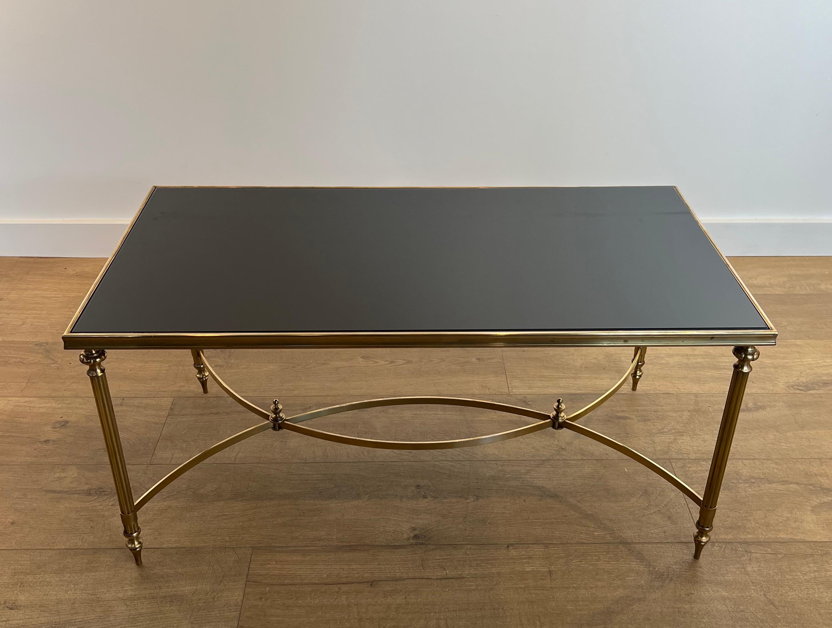 Néoclassique Table basse rectangulaire en laiton avec plateau en verre laqué noir par Maison Jansen en vente