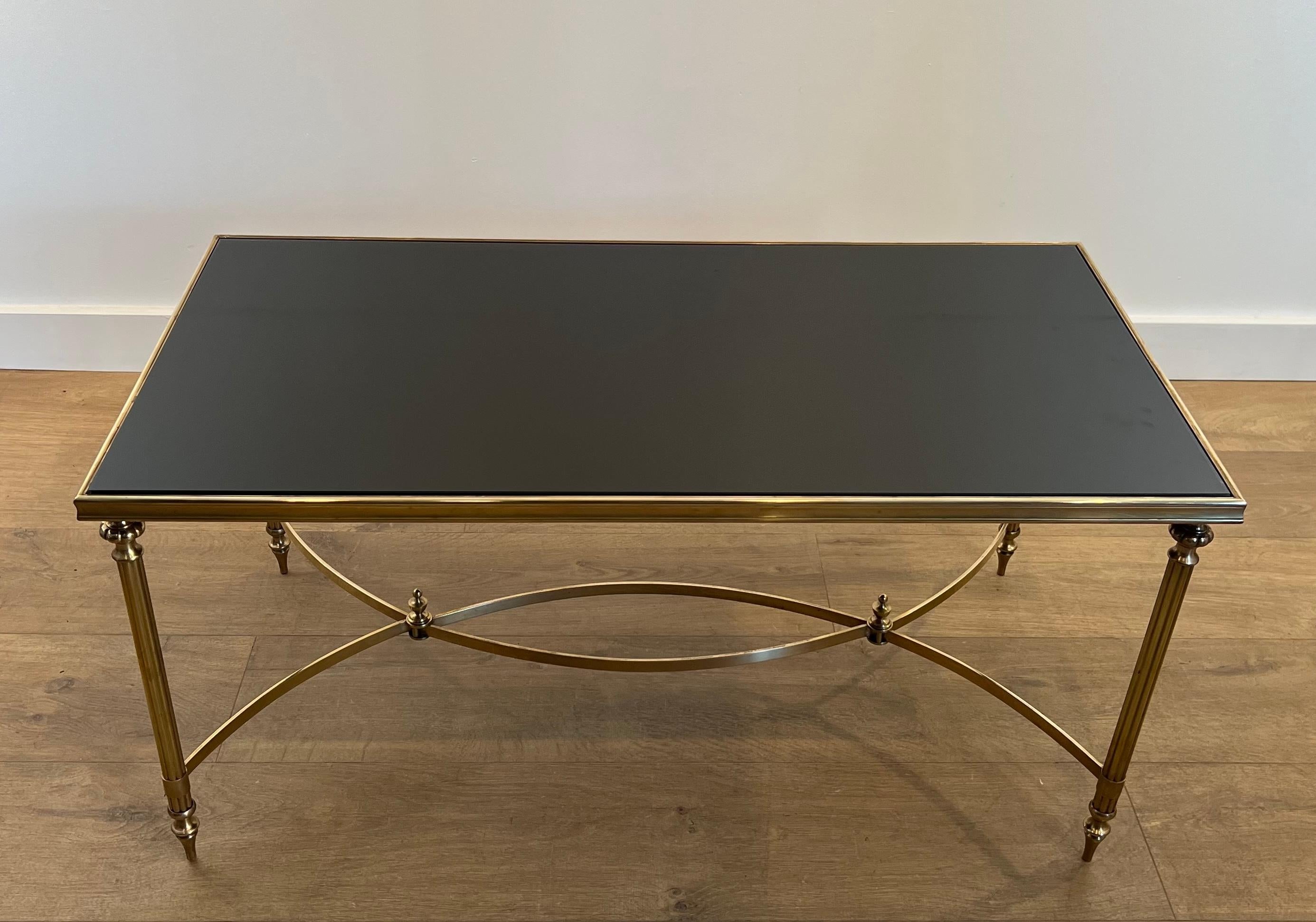 Français Table basse rectangulaire en laiton avec plateau en verre laqué noir par Maison Jansen en vente