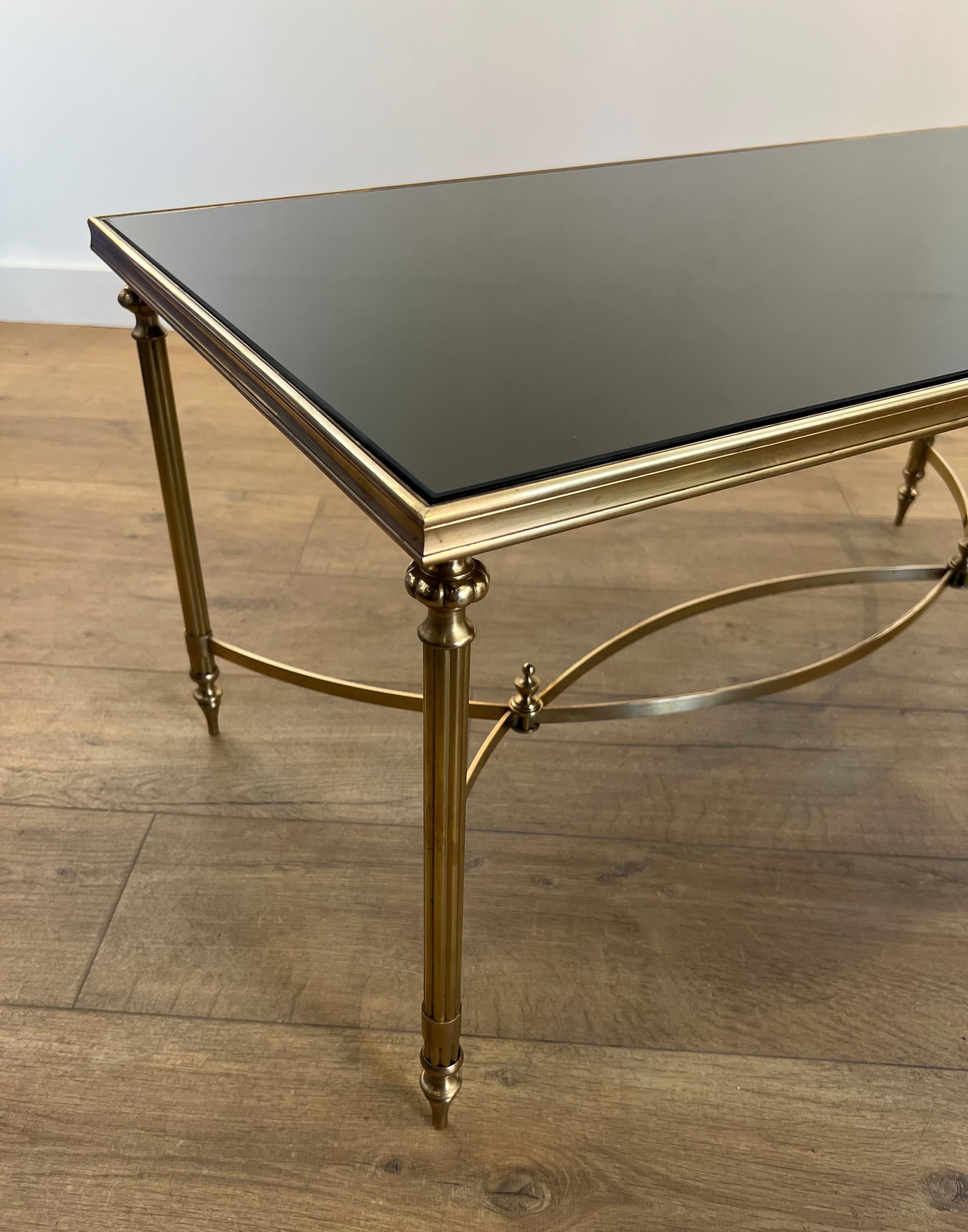 Milieu du XXe siècle Table basse rectangulaire en laiton avec plateau en verre laqué noir par Maison Jansen en vente