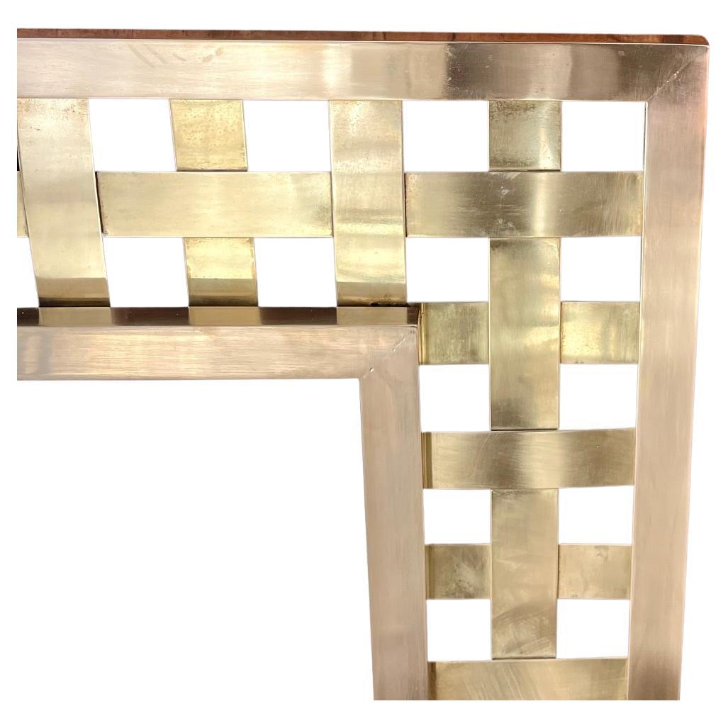 Specchio da parete in ottone massiccio.
Stecche di ottone spesse e intrecciate tra due  cornici.
Francia, circa 1960.


Altezza: 99 cm
Larghezza: 70 cm
Profondità: 3 cm
