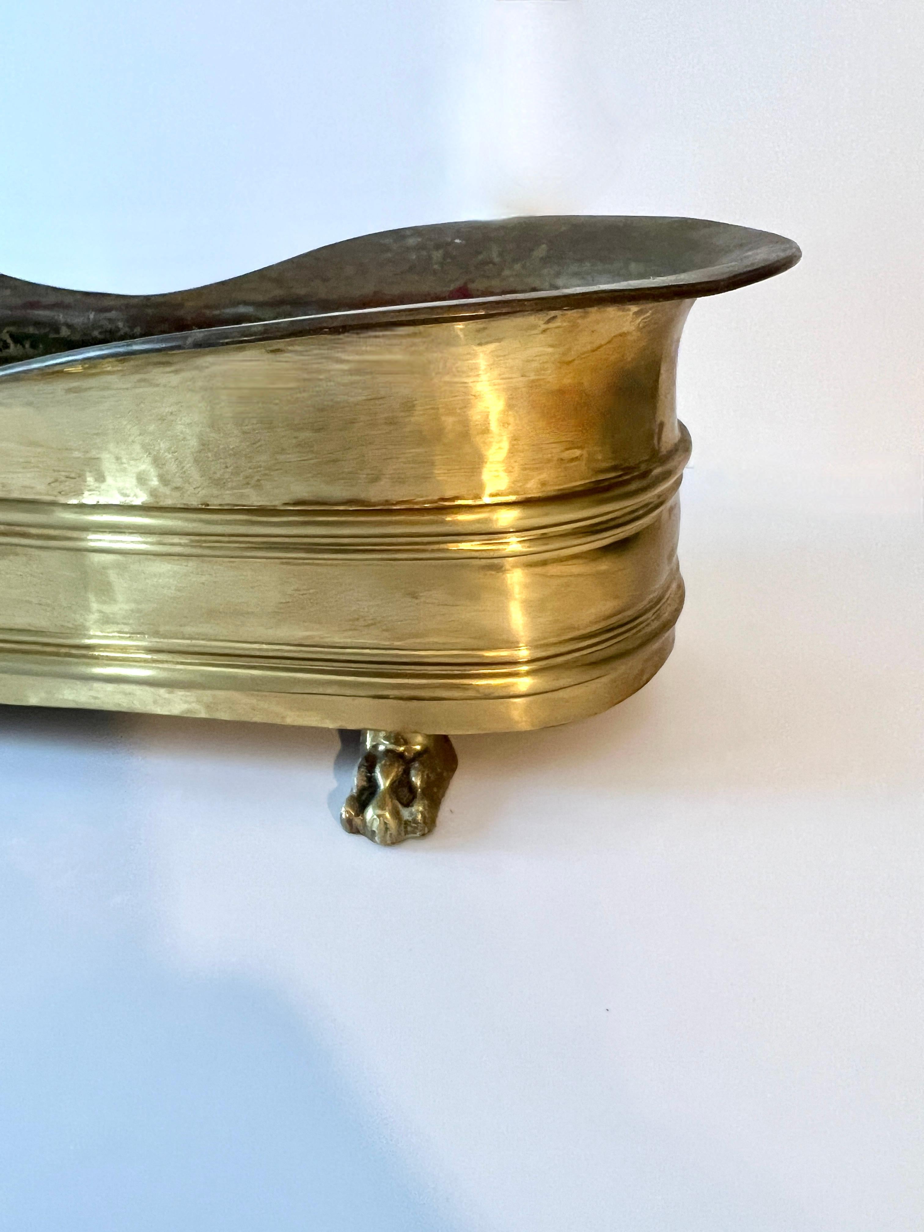 Italiano Rectangular Brass Planter or Jardiniere with Curved Edging and Lion Paw Feet in vendita