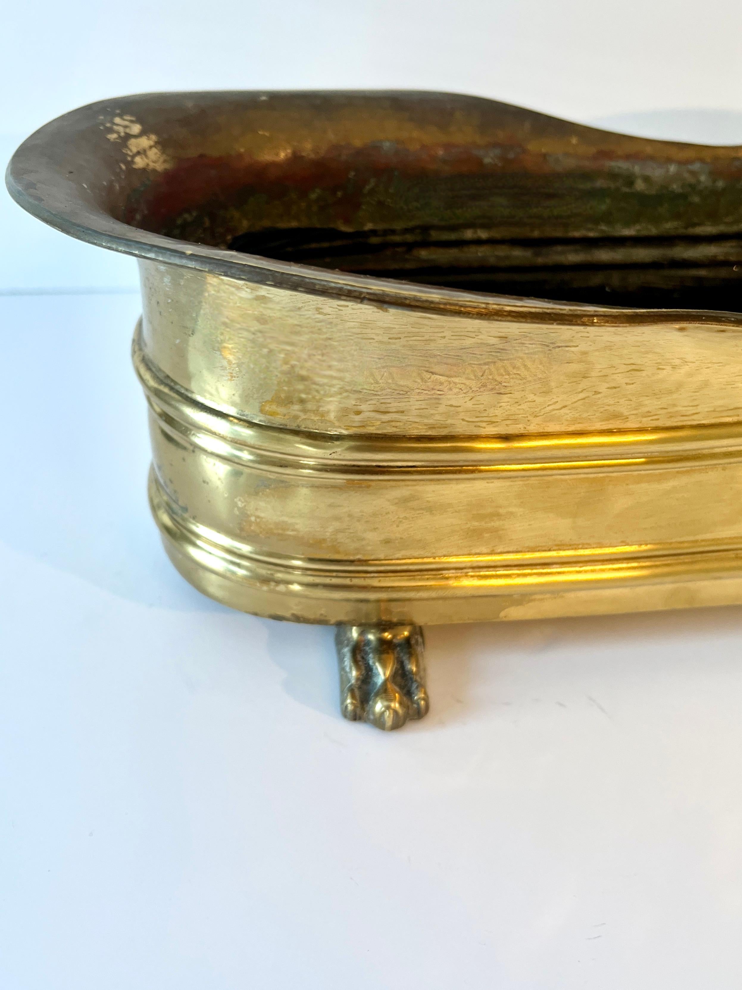 Patinato Rectangular Brass Planter or Jardiniere with Curved Edging and Lion Paw Feet in vendita