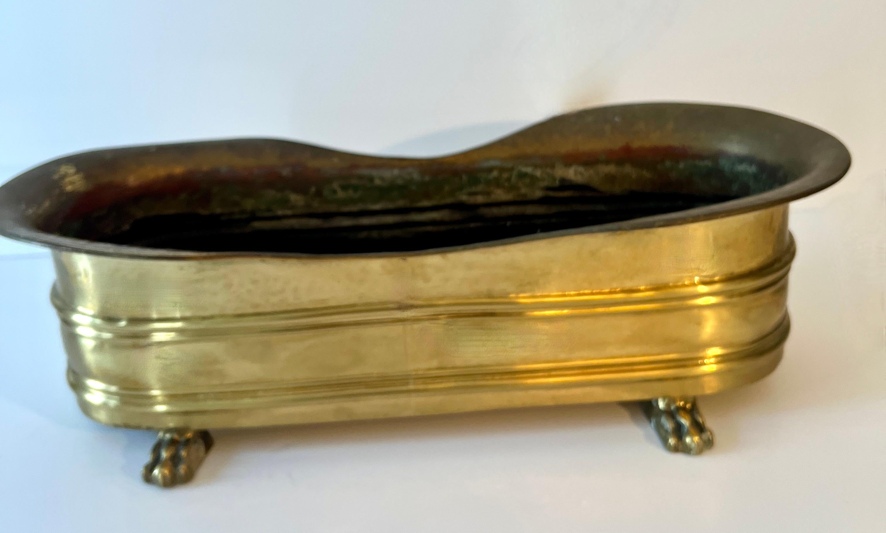 Rectangular Brass Planter or Jardiniere with Curved Edging and Lion Paw Feet In condizioni buone in vendita a Los Angeles, CA