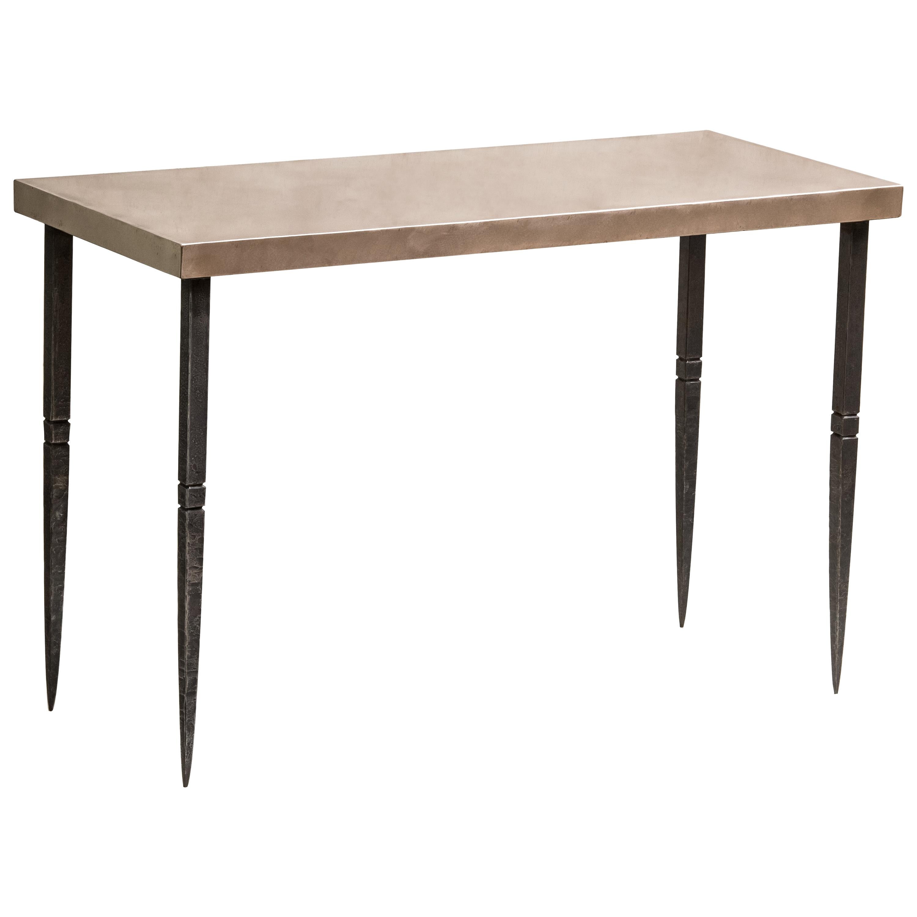 Table console rectangulaire en bronze avec pieds coniques en acier ciselé et effilés